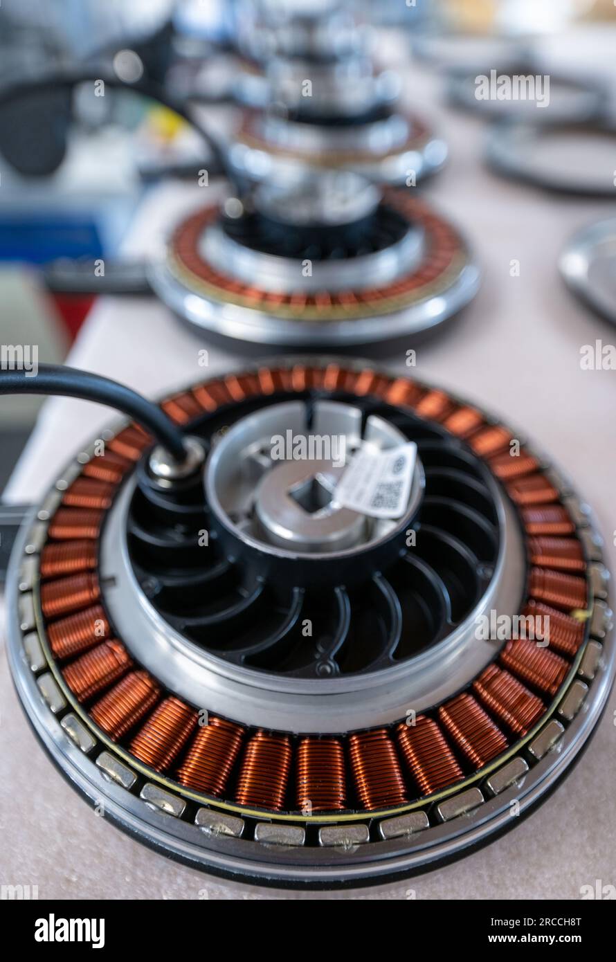 10 juillet 2023, Saxe, Wilkau-Haßlau : les composants des moteurs de pédalier sont assemblés sur le site de production Pendix GmbH à Wilkau-Haßlau. La société basée à Zwickau fabrique un entraînement électrique comme kit de rattrapage pour les vélos conventionnels. Un moteur à disque et une batterie permettent aux vélos d'être mis à niveau en e-bikes. L'industrie de la bicyclette en Saxe a bénéficié de l'essor du secteur ces dernières années et ouvre la voie à l'avenir. Par exemple, de nouvelles start-ups ont vu le jour aux côtés de la société traditionnelle Diamant. Avec environ 10 000 employés dans plus de 300 entreprises, l'industrie à Saxo Banque D'Images