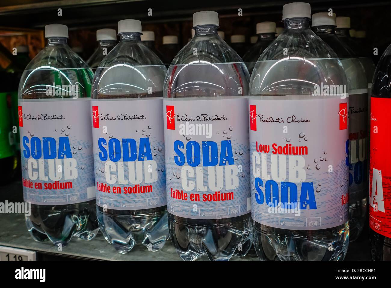 Le soda club à faible teneur en sodium est une boisson gazeuse rafraîchissante qui offre une expérience pétillante et hydratante avec une teneur réduite en sodium Banque D'Images