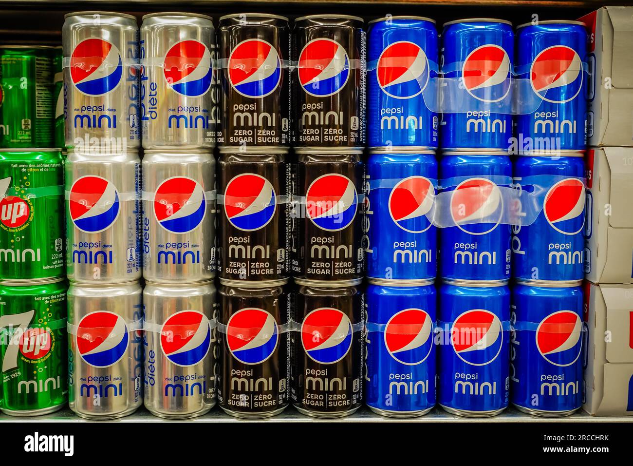 Boissons gazeuses en conserve Pepsi ou boissons gazeuses sur une étagère de supermarché Banque D'Images