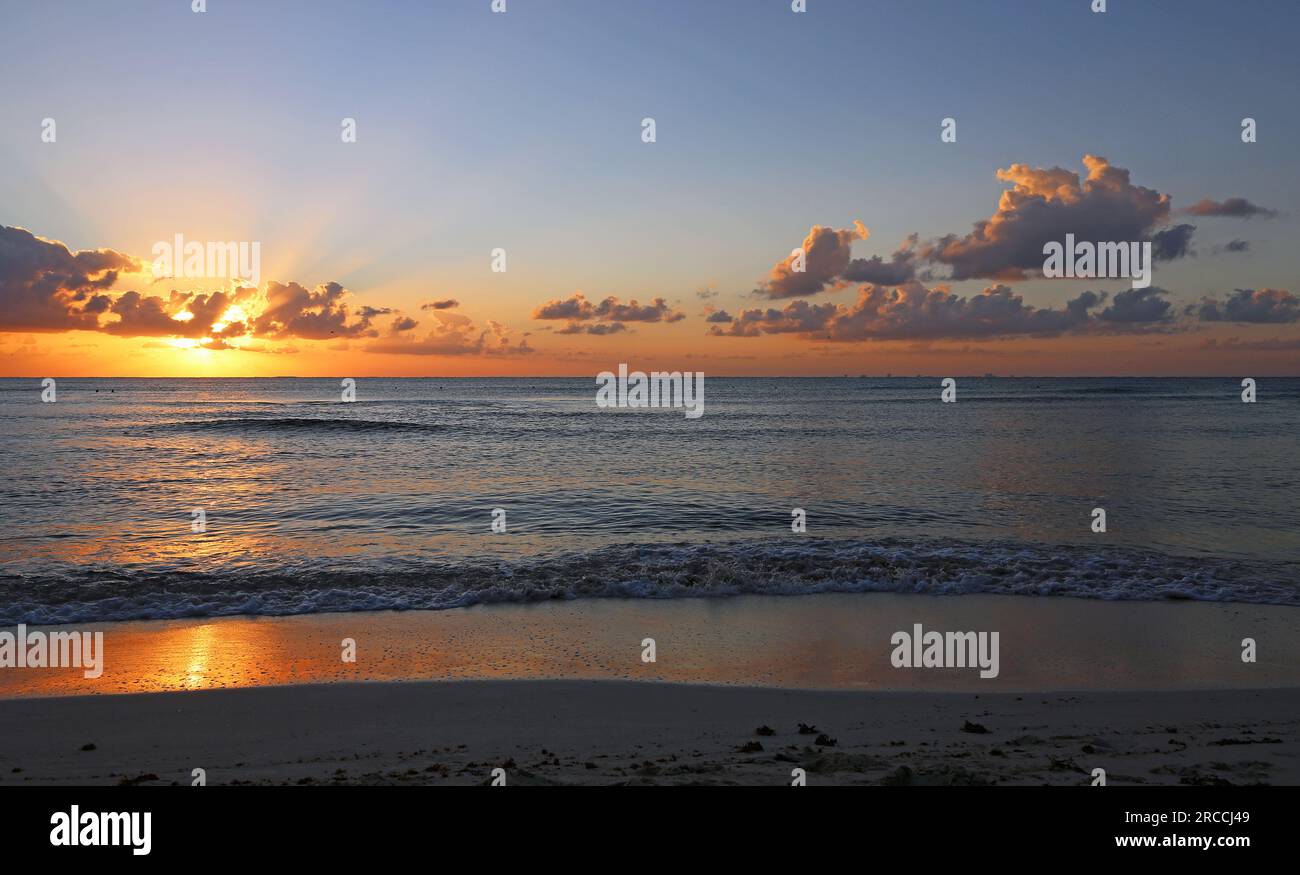 Lever de soleil sur la mer des Caraïbes - Riviera Maya, Mexique Banque D'Images