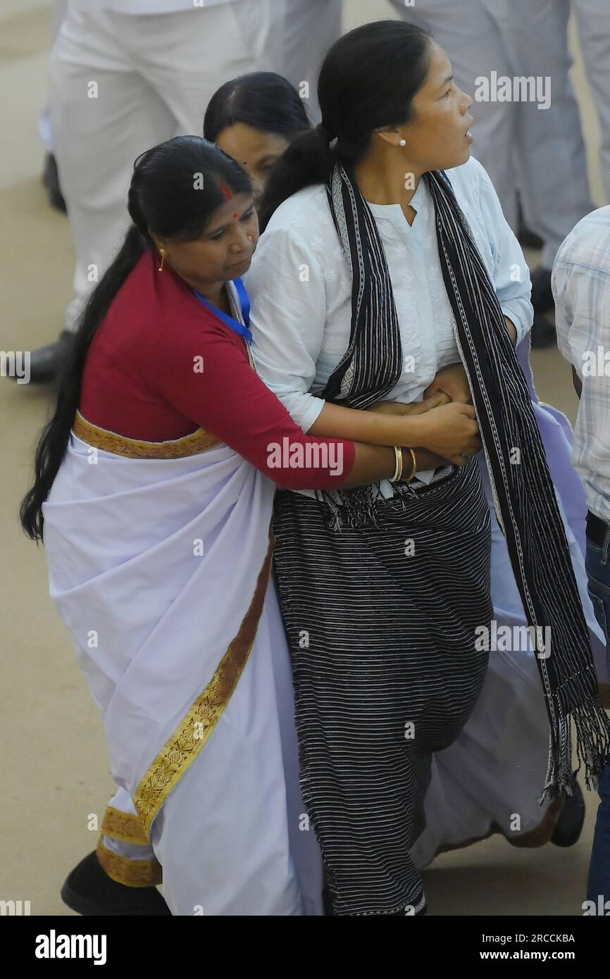 Le député du Congrès Sudip Roy Barman, répandant de l'eau bénite dans l'assemblée avant le début de la session budgétaire à Agartala. Tripura, Inde. Banque D'Images