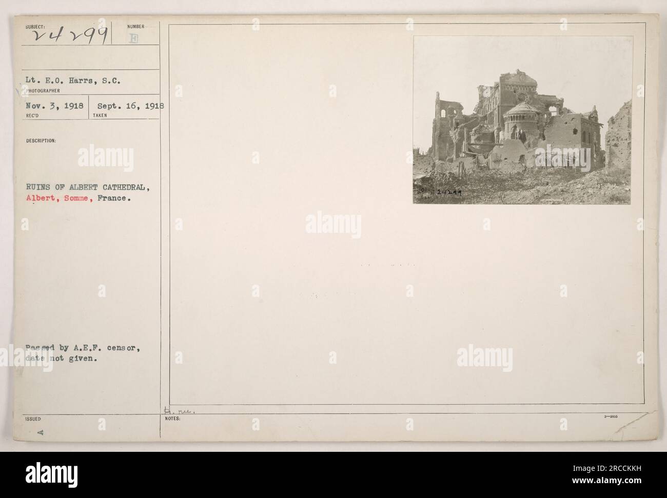 Cette photographie, prise par le lieutenant E.O. Harrs, le 16 septembre 1918, montre les ruines de la cathédrale Albert dans la somme, en France. La cathédrale a été adoptée par les Forces expéditionnaires américaines (A.E.F.), bien que la date exacte de la censure ne soit pas fournie. Banque D'Images