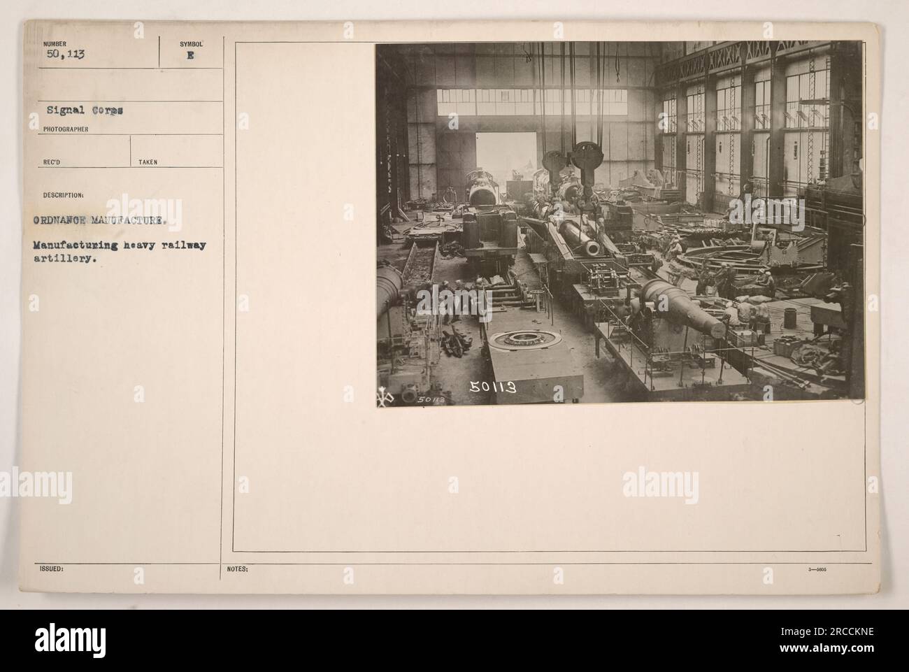 Une image tirée des photographies des activités militaires américaines pendant la première Guerre mondiale montrant le processus de fabrication de munitions d'artillerie lourde ferroviaire. La photographie, prise par le signal corps, illustre la production d'artillerie ferroviaire numérotée 50 113. L'image fournit des détails visuels et des descriptions concernant les étapes de fabrication impliquées dans la production de l'armement. Banque D'Images