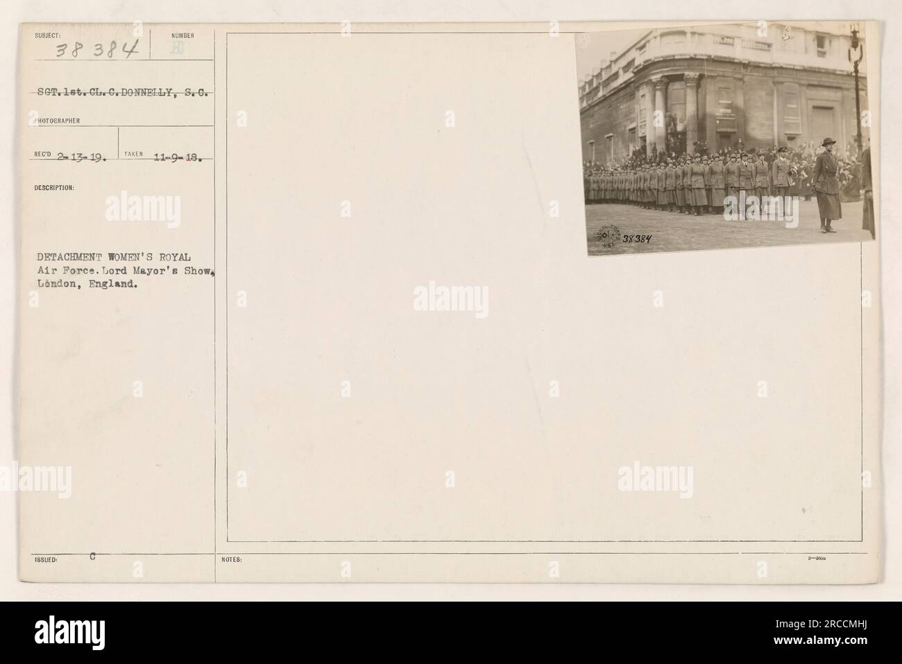 Détachement de la Women's Royal Air Force participant au Lord Mayor's Show à Londres, en Angleterre. Cette photographie a été prise le 9 novembre 1918. Le numéro du photographe est le 2-13-19, et il a été publié par le Bureau du chef de l'ordonnance sur le disque SC numéro 111-SC-38384. Banque D'Images