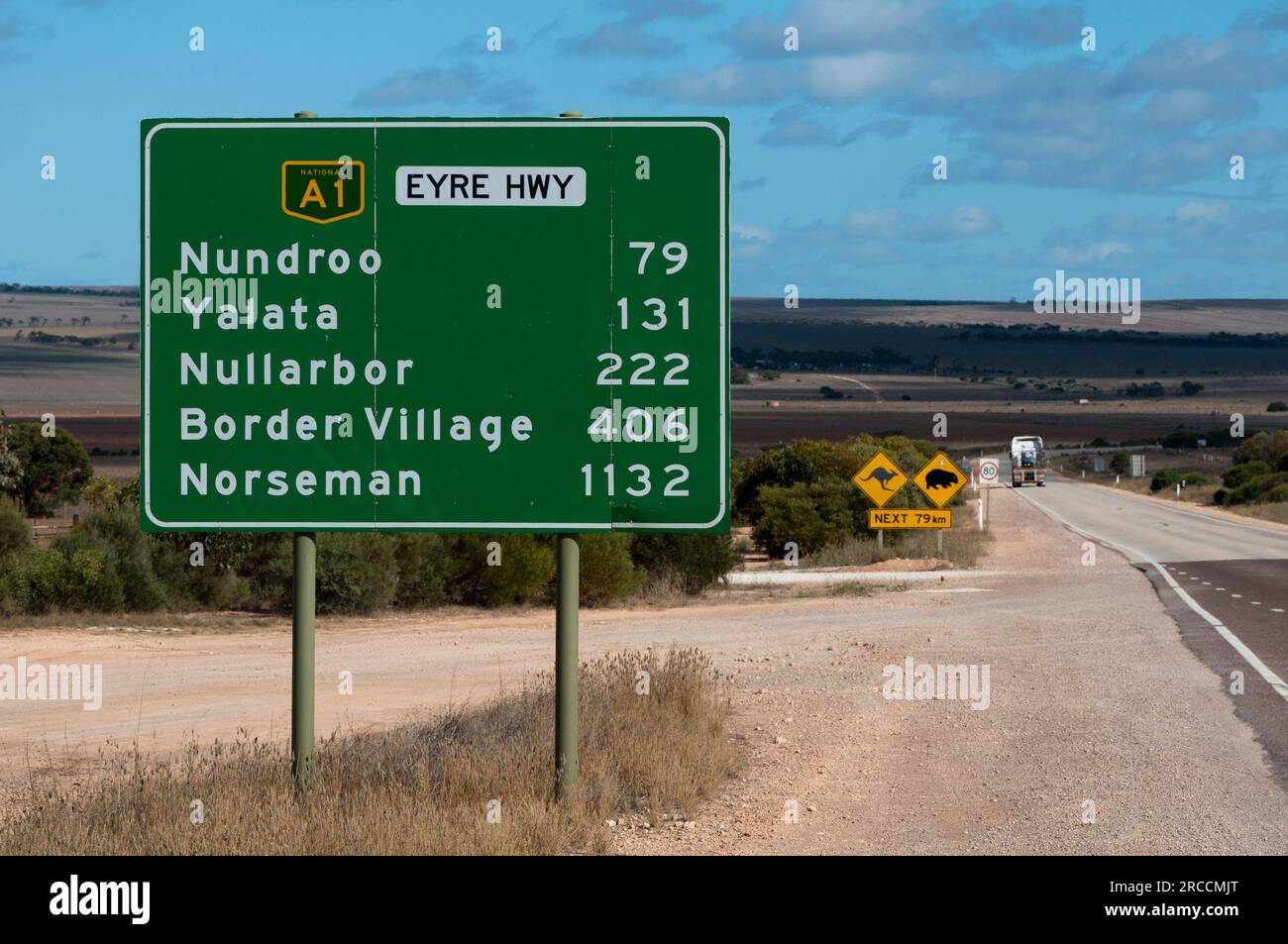 Panneaux indiquant les distances au début de l'Eyre Highway A1 qui traverse la plaine de Nullarbor en Australie Banque D'Images