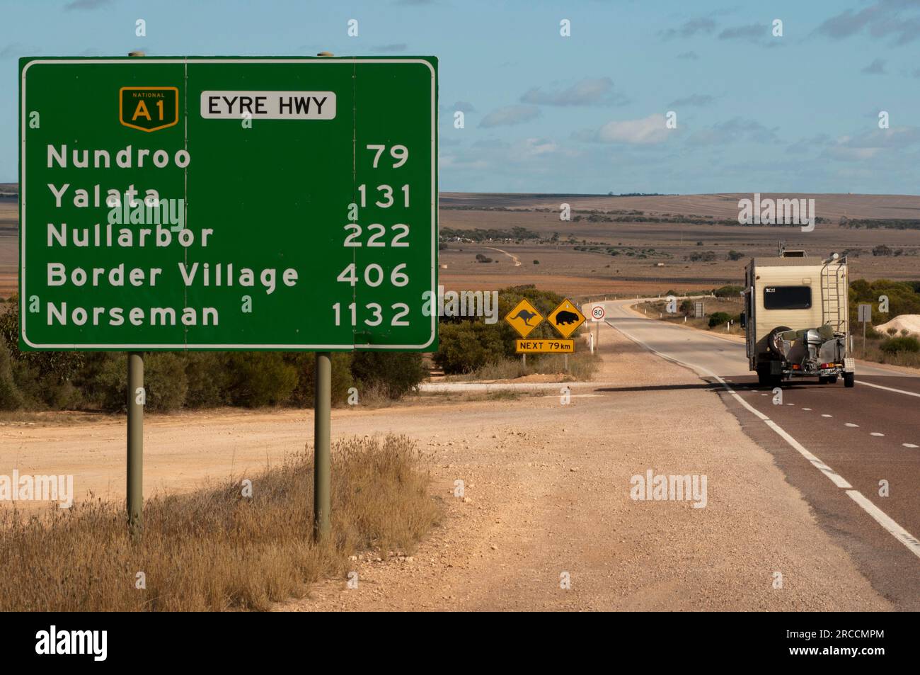 Panneaux indiquant les distances au début de l'Eyre Highway A1 qui traverse la plaine de Nullarbor en Australie Banque D'Images