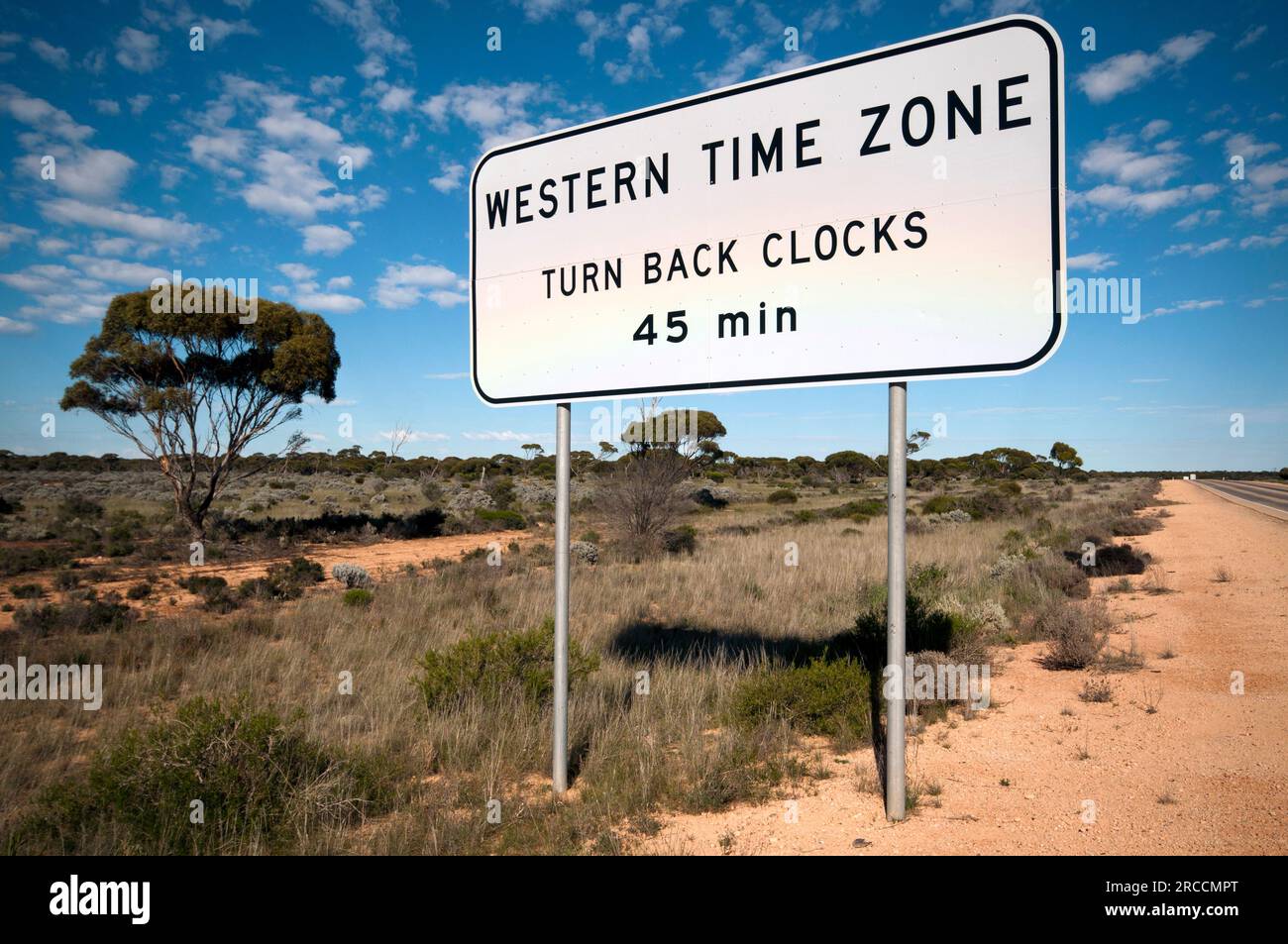 Passage dans le fuseau horaire de l'Australie occidentale sur l'Eyre Highway à travers la plaine de Nullarbor Banque D'Images