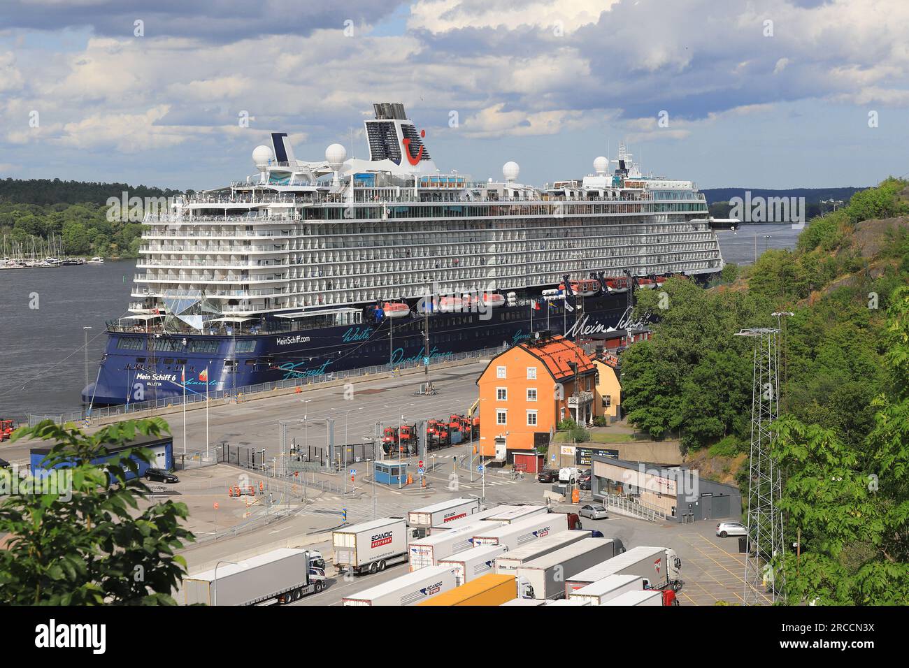 Stockholm, Suède - 13 juillet 2023 : le navire de croisière Mein Schiff 6 amarré dans le port de Masthamnen. Banque D'Images
