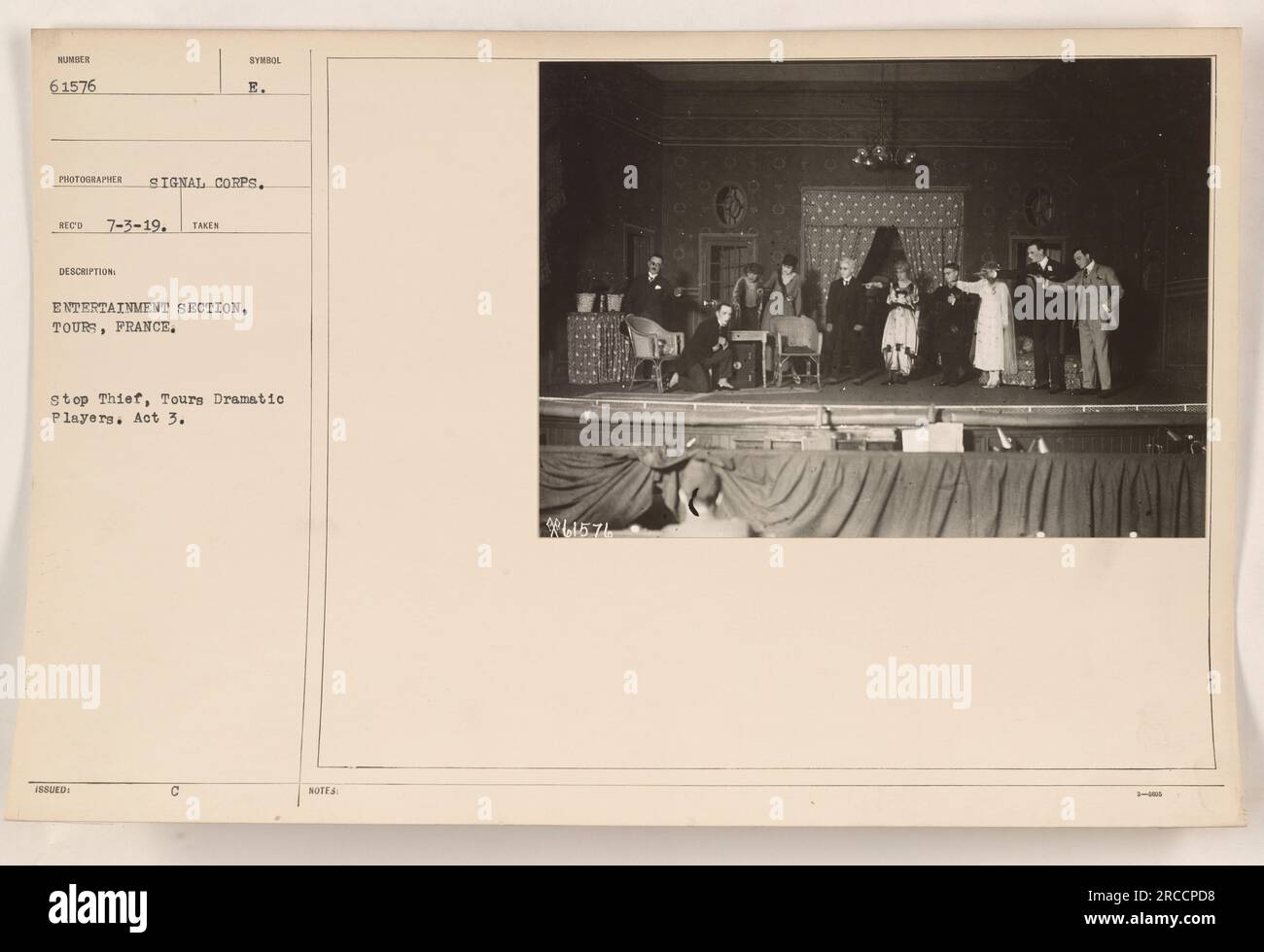 Les membres des Tours Dramatic Players interprètent l'acte 3 de Stop Thief dans la section divertissement de Tours, en France pendant la première Guerre mondiale. La photographie a été prise par le photographe de signal corps et porte le symbole de description 'E.' l'image a été enregistrée le 3 juillet 1919. Banque D'Images