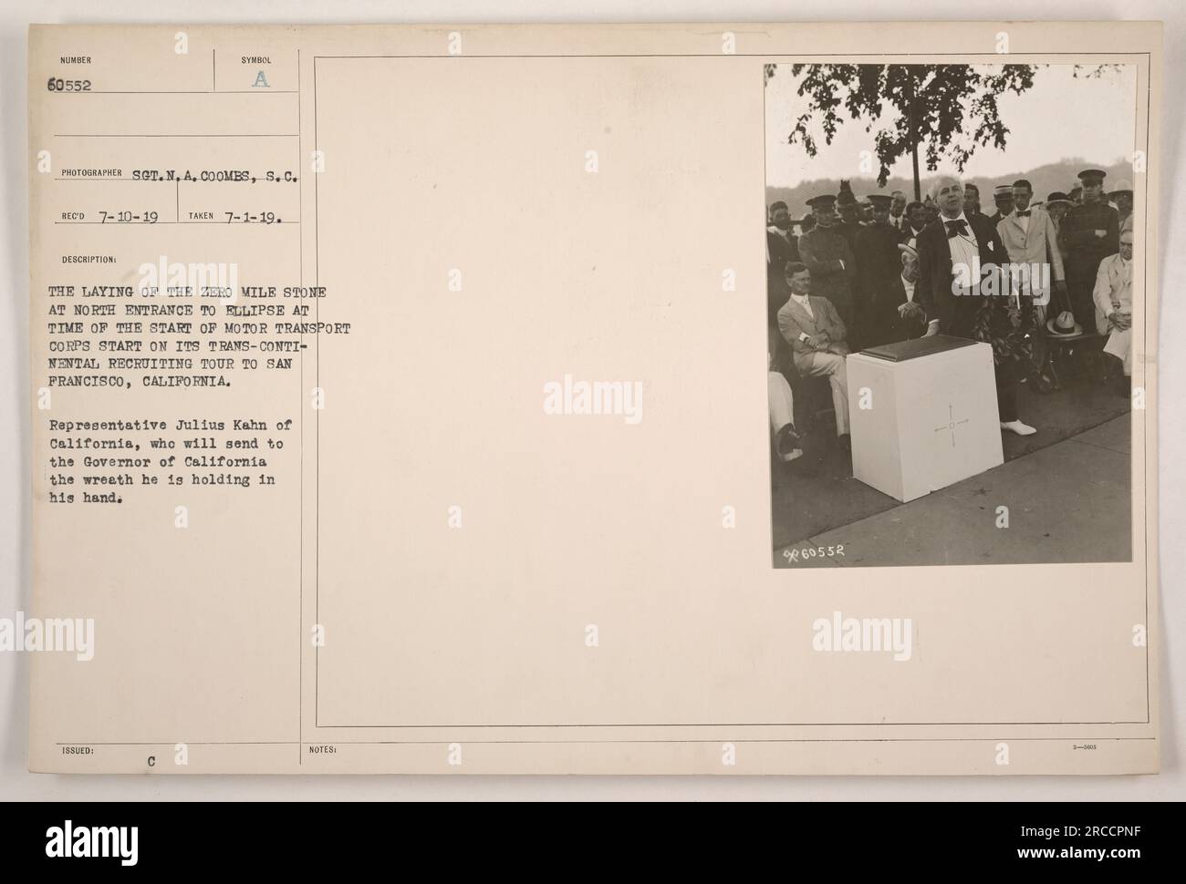 Le Zero Mile Stone est posé à l'entrée nord de l'Ellipse, marquant le début de la tournée de recrutement transcontinentale du Motor transport corps à San Francisco, en Californie. Le représentant Julius Kahn de Californie est photographié tenant une couronne qu'il enverra au gouverneur de Californie. Photographie prise le 1 juillet 1919 par S.C. Coombs. Dossier reçu le 10 juillet 1919. Image numéro 60552. Banque D'Images