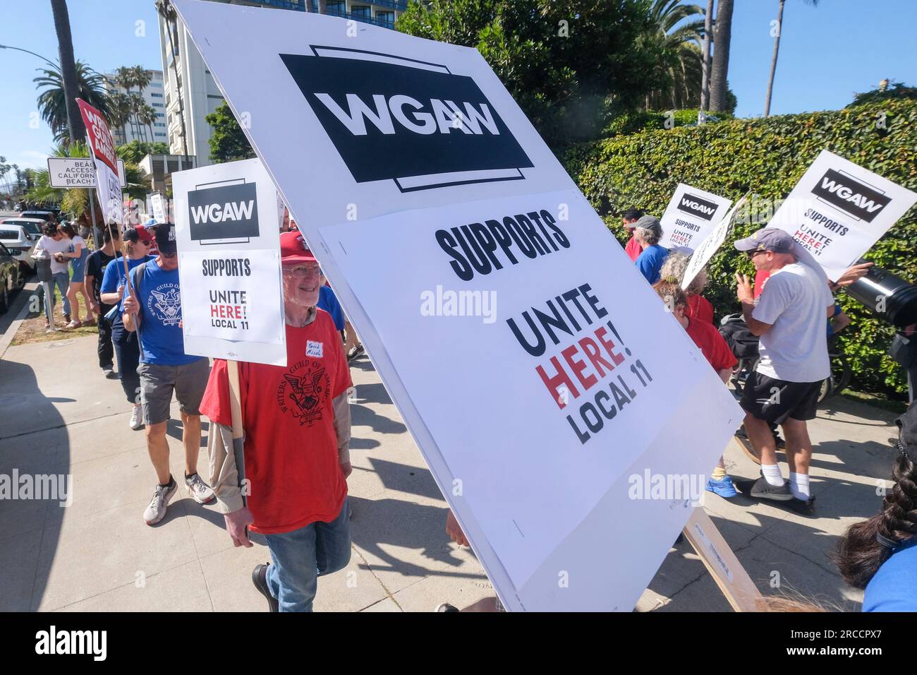 Los Angeles, États-Unis. 13 juillet 2023. Les membres de Writers Guild of America (WGA) rejoignent Writers Guild of America West (WGAW) pour soutenir les travailleurs de l'hôtellerie en grève, UNISSEZ-VOUS ICI ! Local 11, alors qu'ils piquent devant Fairmont Miramar Hotel & Bungalows à Santa Monica. (Photo de Ringo Chiu/SOPA Images/Sipa USA) crédit : SIPA USA/Alamy Live News Banque D'Images