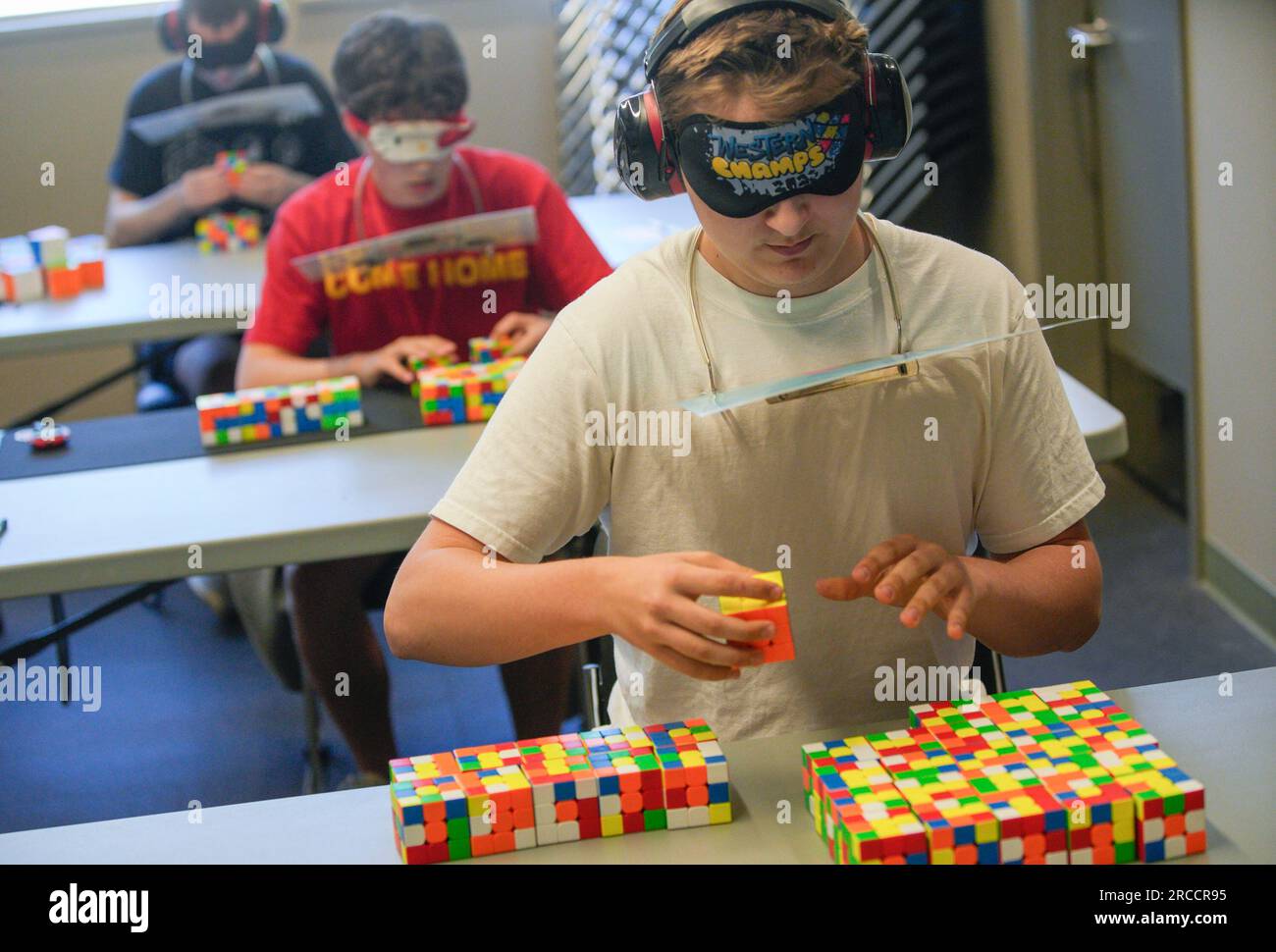 New Westminster, Canada. 13 juillet 2023. Les participants participent au Championnat canadien de Speedcubing 2023 à l'aréna Queen's Park à New Westminster, Colombie-Britannique, Canada, le 13 juillet 2023. Au total, 320 participants de 20 pays et régions ont participé au championnat du 13 au 16 juillet. Crédit : Liang Sen/Xinhua/Alamy Live News Banque D'Images