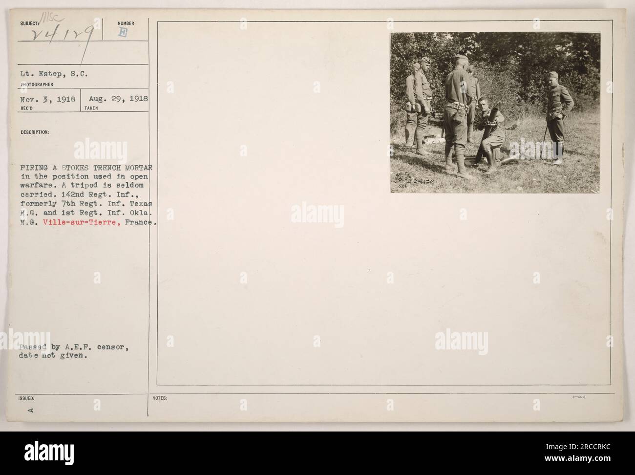 Soldat tirant un mortier de tranchée Stokes en position de guerre ouverte pendant la première Guerre mondiale. Le trépied pour le mortier n'est pas visible car il est rarement porté. Cette photographie, prise le 3 novembre 1918, montre le lieutenant Estep du 142nd Regiment Infantry, précédemment connu sous le nom de 7th Regiment Infantry Texas N.G. et 1st Regiment Infantry Okla N.G., à ville-sur-Tierre, France. Émis par A.E.F. Censor, avec les notes indiquant son identification comme 24424. Banque D'Images