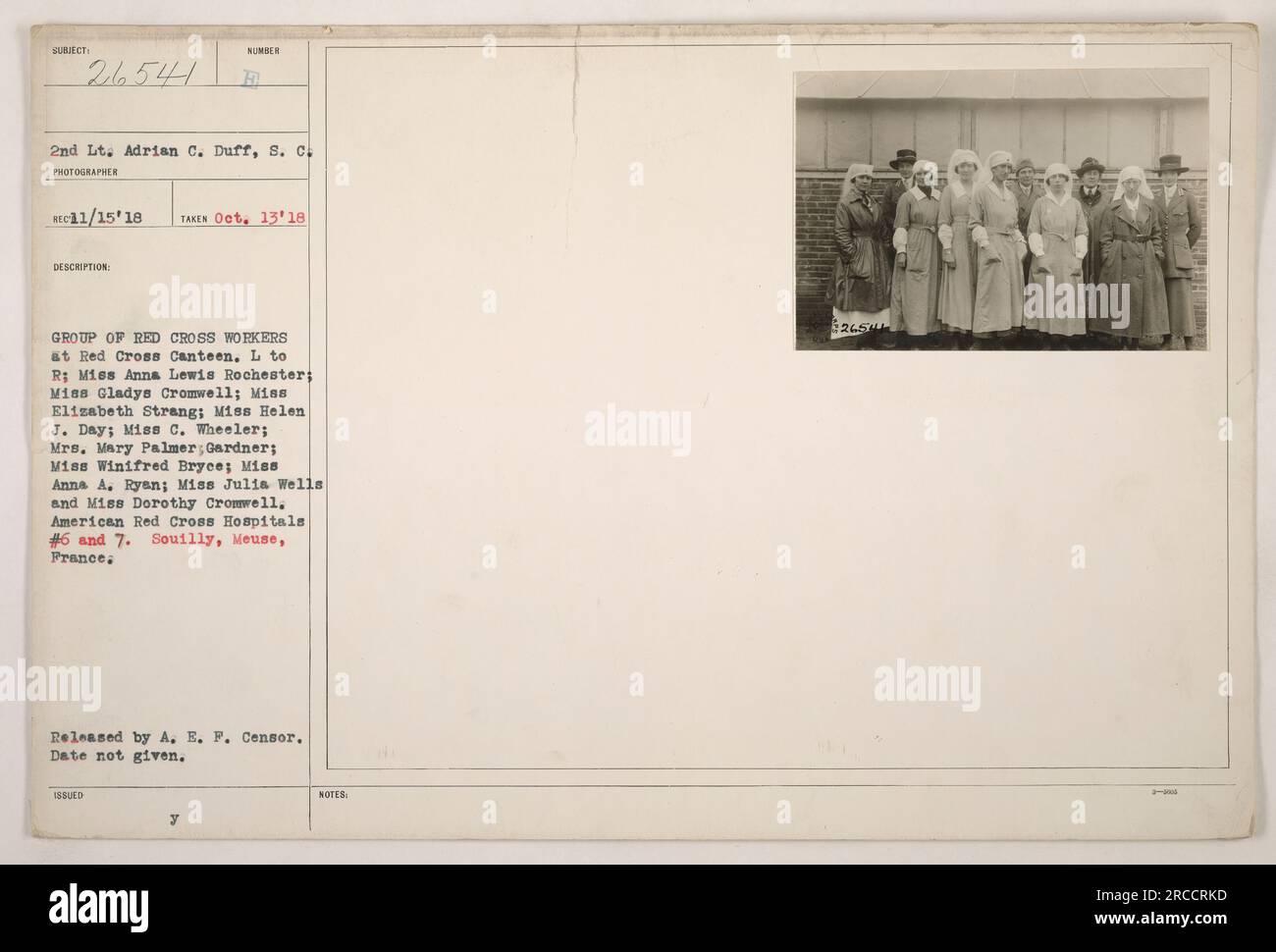 Un groupe de travailleurs de la Croix-Rouge à la cantine de la Croix-Rouge américaine à Souilly, Meuse, France pendant la première Guerre mondiale. De gauche à droite : Mlle Anna Lewis Rochester, Mlle Gladys Cromwell, Mlle Elizabeth Strang, Mlle Helen J. Day, Mlle C. Wheeler, Mme Mary Palmer Gardner, Mlle Winifred Bryce, Mlle Anna A. Ryan, Mlle Julia Wells et Mlle Dorothy Cromwell. Photographié par le 2e lieutenant Adrian C. Duff. Image numéro 26541. Publié par A.E.F. Censor. Aucune date fournie. Banque D'Images