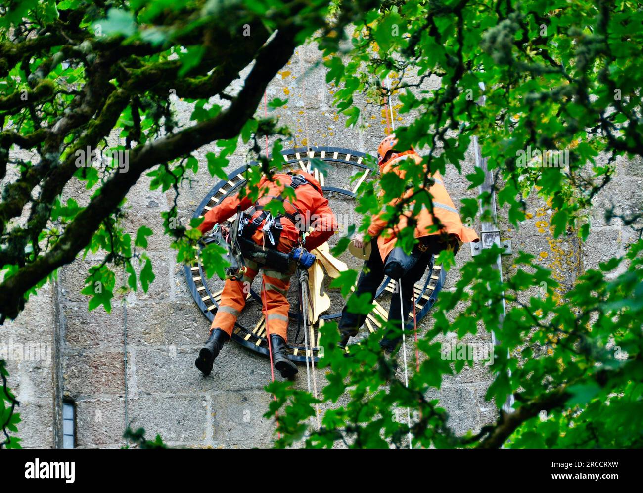 Widecombe in the Moor - travaux en cours sur l'horloge de l'église St Pancras, Widecombe in the Moor, Devon, Angleterre Banque D'Images