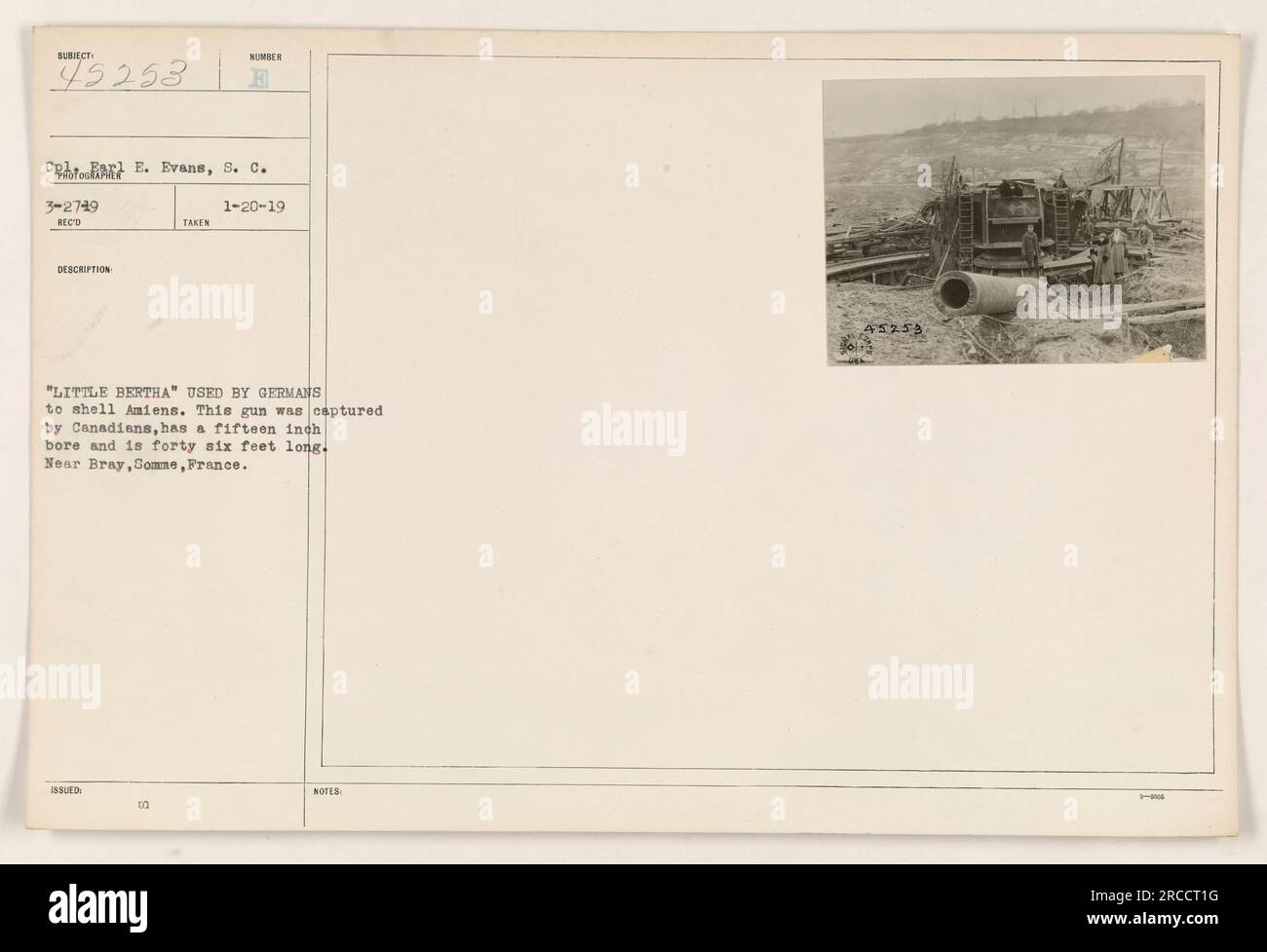 Pièce d'artillerie allemande connue sous le nom de « petite Bertha » a bombardé la ville d'Amiens pendant la première Guerre mondiale. Capturé par les forces canadiennes, cet énorme canon a un alésage de quinze pouces et mesure quarante-six pieds de long. Photographie prise près de Bray, somme, France le 20 janvier 1919. Sujet numéro 45253. Banque D'Images