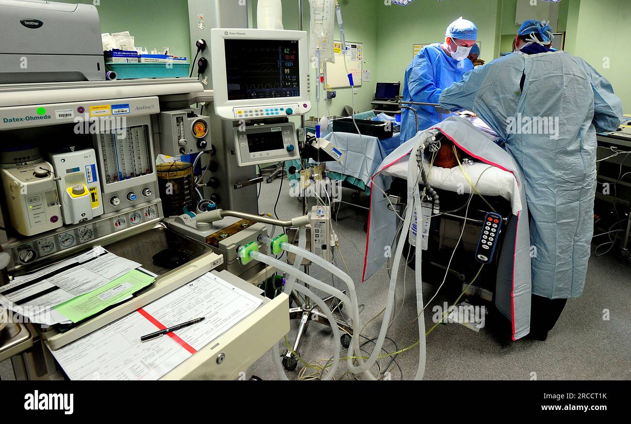 Photo de dossier datée du 07/04/11 d'une opération en cours. L'utilisation de robots pour aider dans les opérations pourrait rendre la chirurgie plus efficace et libérer des lits NHS, a suggéré un rapport. Banque D'Images