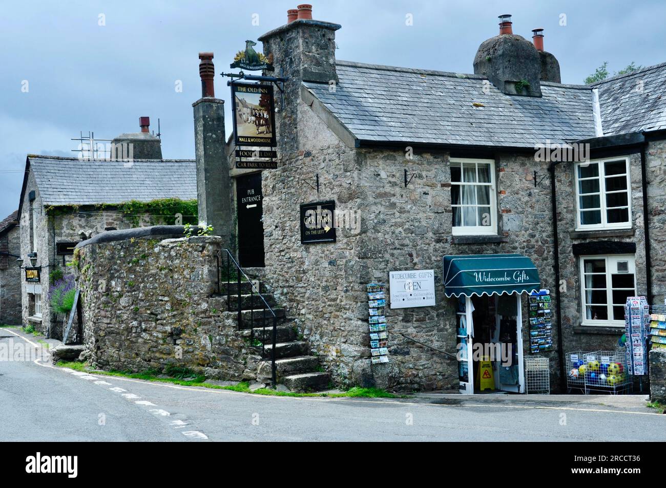 Suzan Vagoose - The Old Inn, Widecombe in the Moor, Devon, Angleterre, Royaume-Uni - Pub anglais traditionnel en pierre Banque D'Images