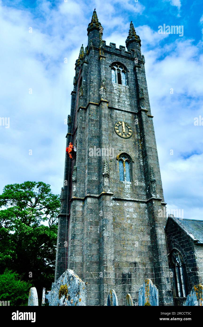 Widecome in the Moor - travaux de réparation d'entretien effectués sur l'horloge de l'église par la main-d'œuvre en rappel Banque D'Images