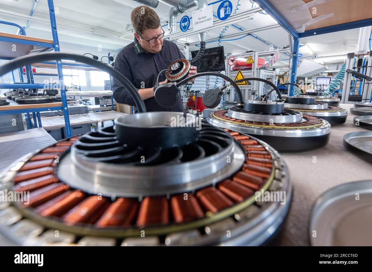 10 juillet 2023, Saxe, Wilkau-Haßlau : les composants des moteurs de pédalier sont assemblés sur le site de production de Pendix GmbH. La société basée à Zwickau fabrique un entraînement électrique comme kit de rattrapage pour les vélos conventionnels. Un moteur à disque et une batterie permettent aux vélos d'être mis à niveau en e-bikes. L'industrie de la bicyclette en Saxe a bénéficié de l'essor du secteur ces dernières années et ouvre la voie à l'avenir. Par exemple, de nouvelles start-ups ont vu le jour aux côtés de la société traditionnelle Diamant. Avec environ 10 000 employés dans plus de 300 entreprises, l'industrie en Saxe génère annu Banque D'Images