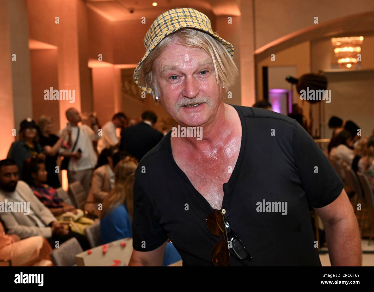 Berlin, Allemagne. 12 juillet 2023. Le réalisateur Detlef Buck arrive pour le show de la créatrice Anja Gockel lors de la Fashion week de Berlin à l'hôtel Adlon. Crédit : Jens Kalaene/dpa/Alamy Live News Banque D'Images