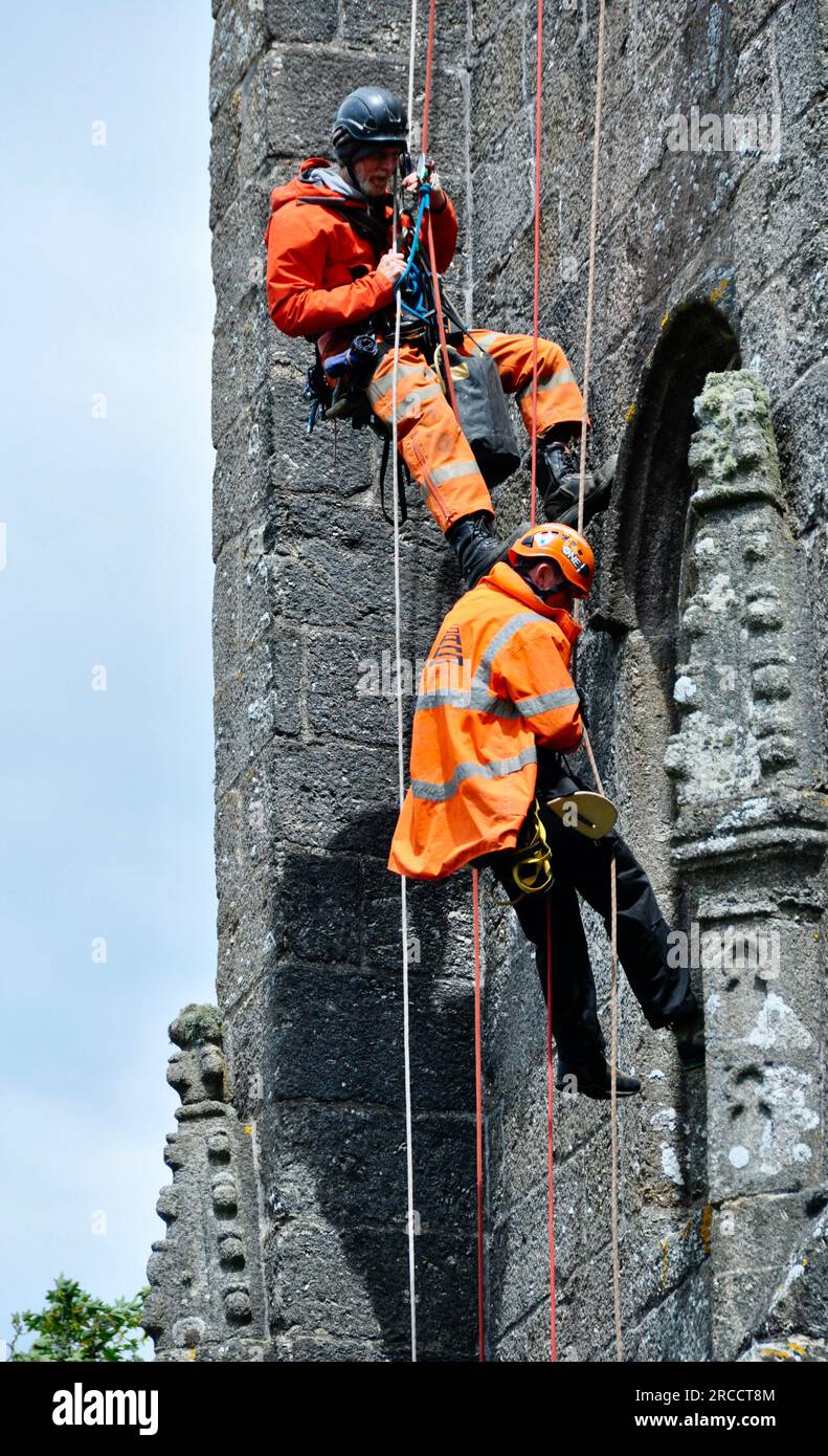 Widecombe dans la lande - travaux en cours sur l'horloge de l'église St Pancras. Banque D'Images
