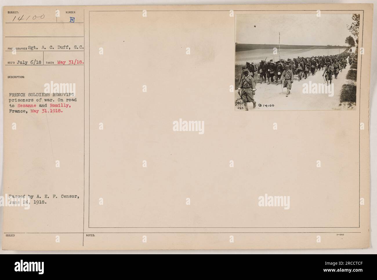 Soldats français transportant des prisonniers de guerre capturés sur la route de Sezanne et Romilly, France. La photo a été prise par le sergent A. C. Duff le 31 mai 1918 et a été transmise par le censeur A. E. F. le 24 juin 1918. Publié avec les notes 14100 3-000. Banque D'Images