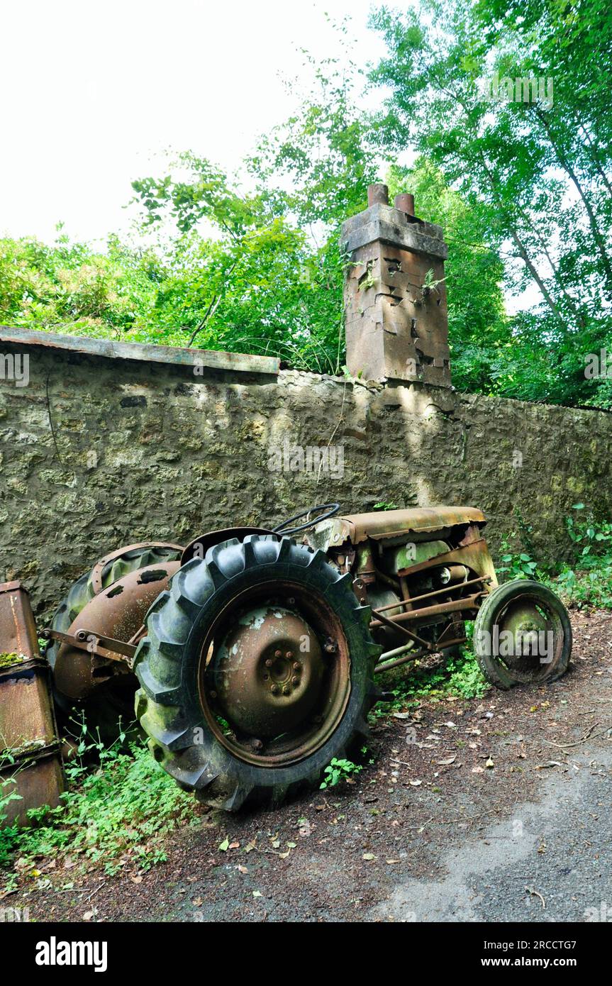 Too Many Miles on the Clock - Old Tractor on public Highway, Belstone, Devon, Angleterre. Banque D'Images