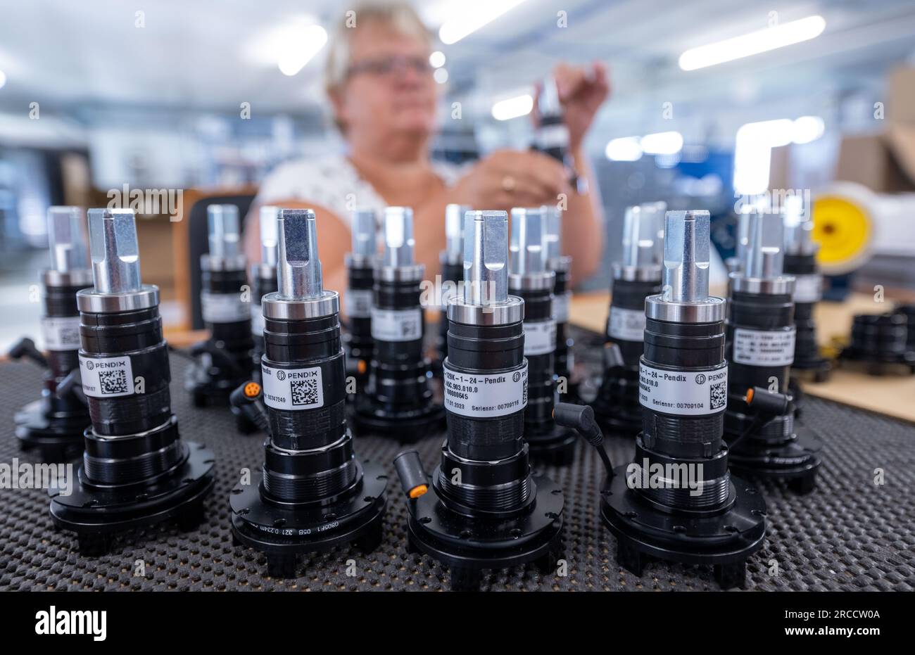 10 juillet 2023, Saxe, Wilkau-Haßlau : les consoles de pédalier sont assemblées sur le site de production de Pendix GmbH. La société basée à Zwickau fabrique un entraînement électrique comme kit de rattrapage pour les vélos conventionnels. Un moteur à disque et une batterie permettent aux vélos d'être mis à niveau en e-bikes. L'industrie de la bicyclette en Saxe a bénéficié de l'essor du secteur ces dernières années et ouvre la voie à l'avenir. Par exemple, de nouvelles start-ups ont vu le jour aux côtés de la société traditionnelle Diamant. Avec environ 10 000 employés dans plus de 300 entreprises, l'industrie en Saxe génère des ventes annuelles de plus de Banque D'Images