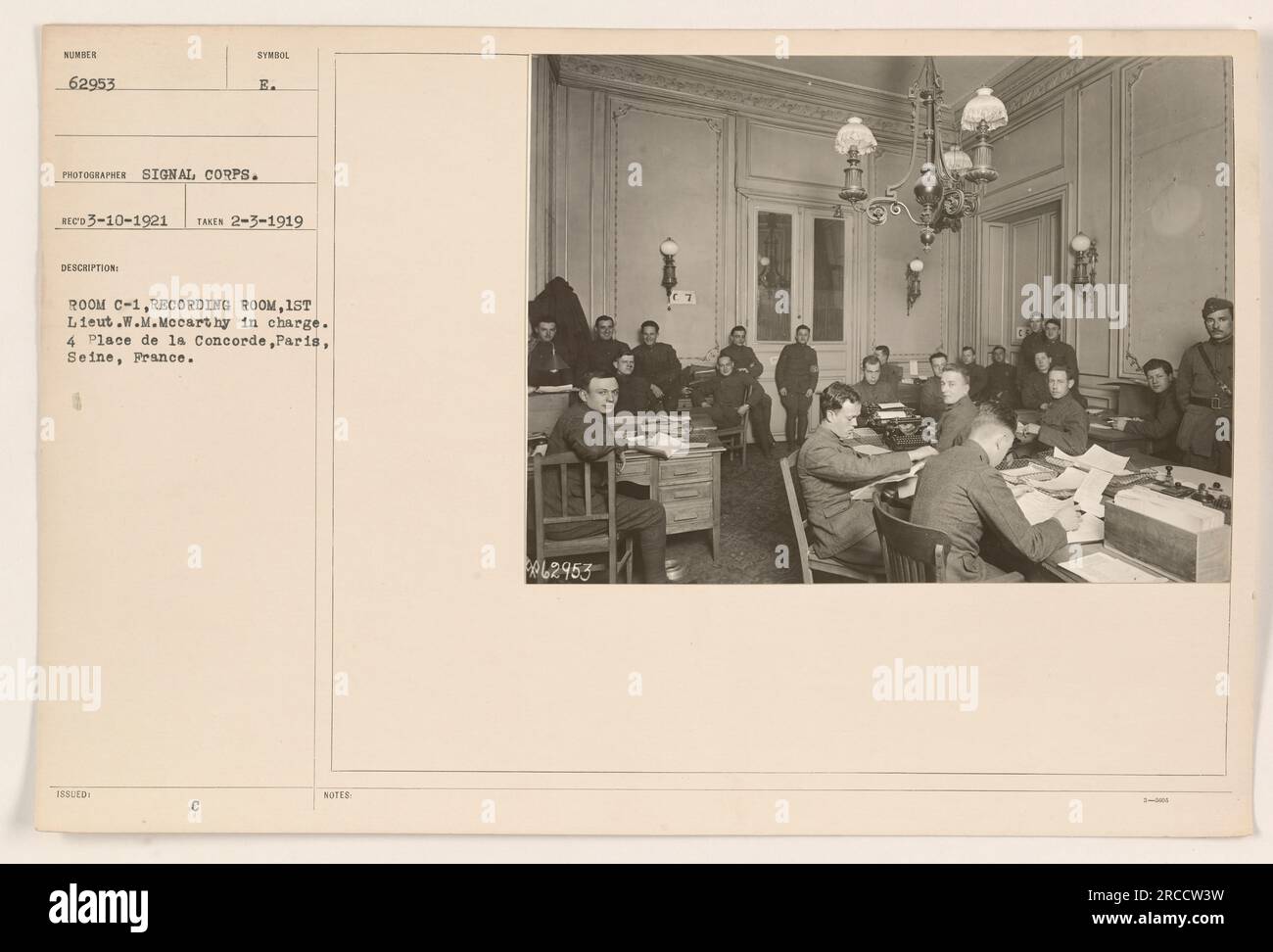 Salle d'enregistrement dans la salle C-1 au 4 place de la Concorde, Paris, Seine, France, pendant la première Guerre mondiale. La photographie, numéro 62953, a été prise le 3 février 1919 et reçue le 10 mars 1921. La salle était sous la supervision du 1st Lieutenant W.M. McCarthy du signal corps. Banque D'Images