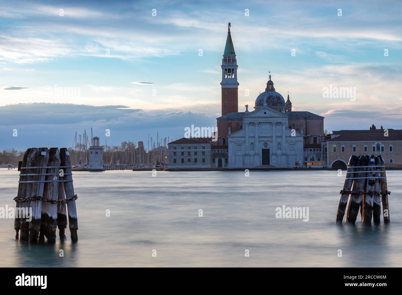 Vue sur San Giorgio Maggiore depuis Punta della Dogana à Venise en début de matinée Banque D'Images