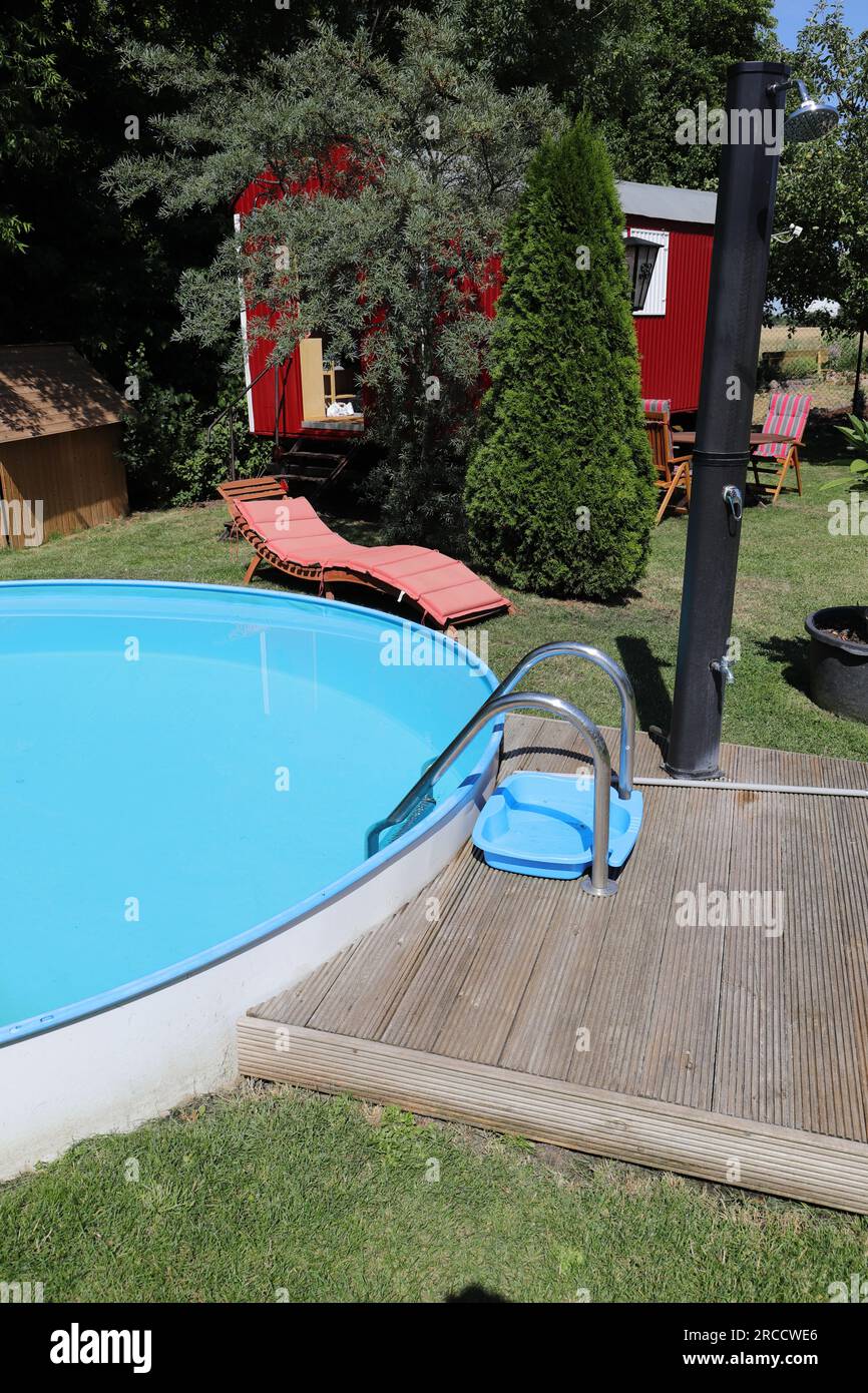 une remorque rouge avec un transat près de la piscine Banque D'Images