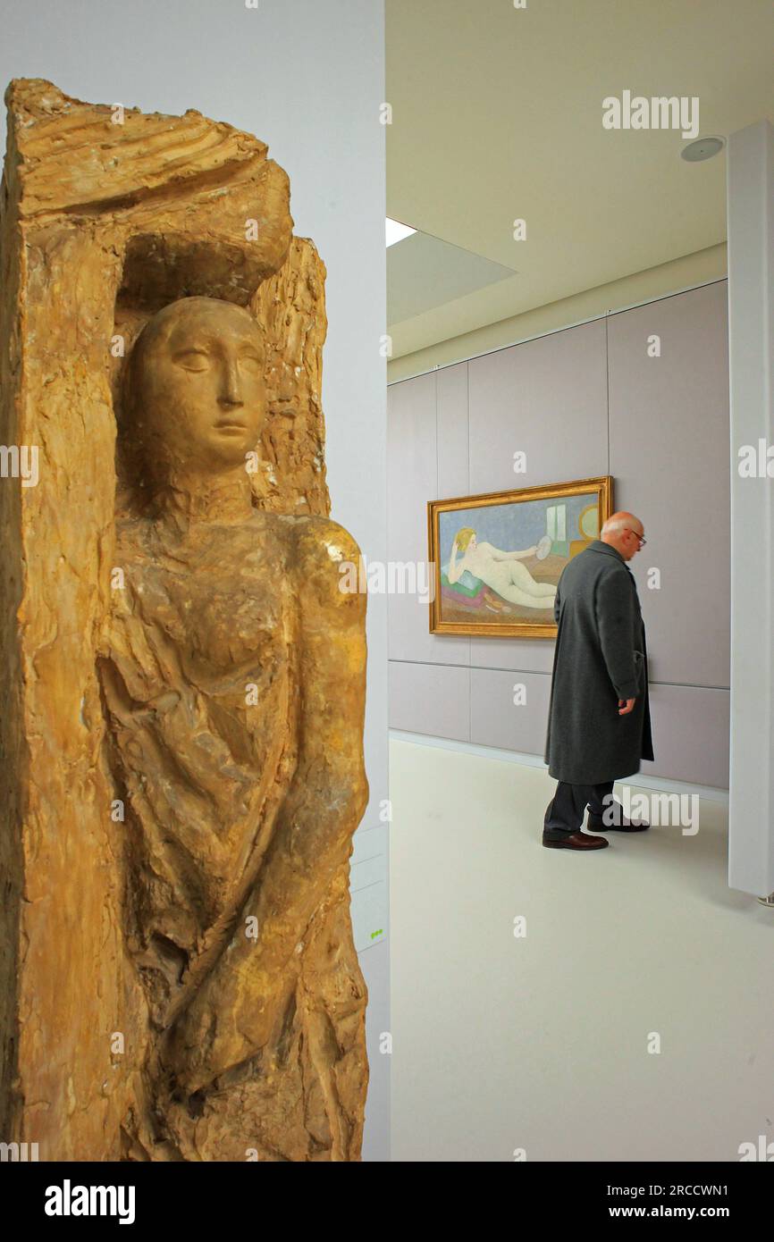 Salle d'art monumentale, à gauche, Mario Sironi, Caryatid, Gypsum patiné, Cm 188x28x50, Museo del 900, Milano, Lombardia, Italie Banque D'Images