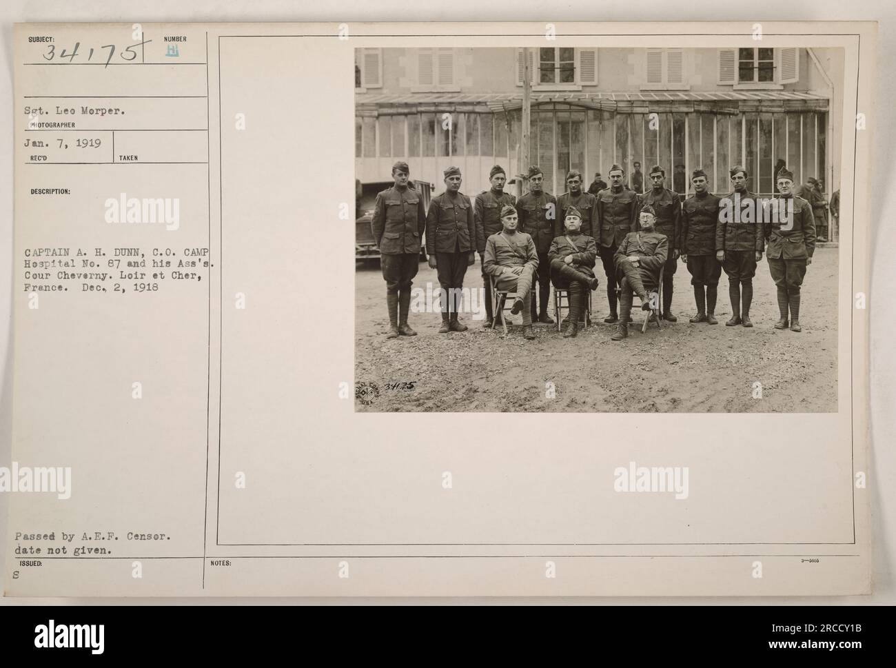 Sergent Leo Morper debout avec le capitaine A.H. Dunn et ses collègues au Camp Hospital n° 87 de Loir et cher, France, le 2 décembre 1918. Cette photographie a été prise par un photographe non identifié le 7 janvier 1919, et passée par le censeur de l'A.E.F. Il est numéroté 34175 dans la collection. Banque D'Images