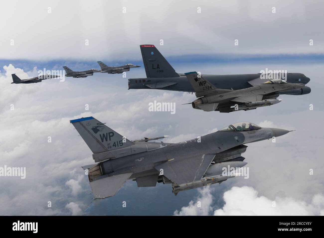 13 juillet 2023 – Corée du Sud : (dans ce document photo fourni par le ministère de la Défense de la Corée du Sud), États-Unis Les bombardiers B-52H (C) et F-16 et les avions de chasse F-15k de l'armée de l'air sud-coréenne survolent la péninsule coréenne lors d'un exercice aérien conjoint en Corée du Sud, le 13 juillet 2023. (Photo du ministère de la Défense de la Corée du Sud/document/SIPA USA) Banque D'Images