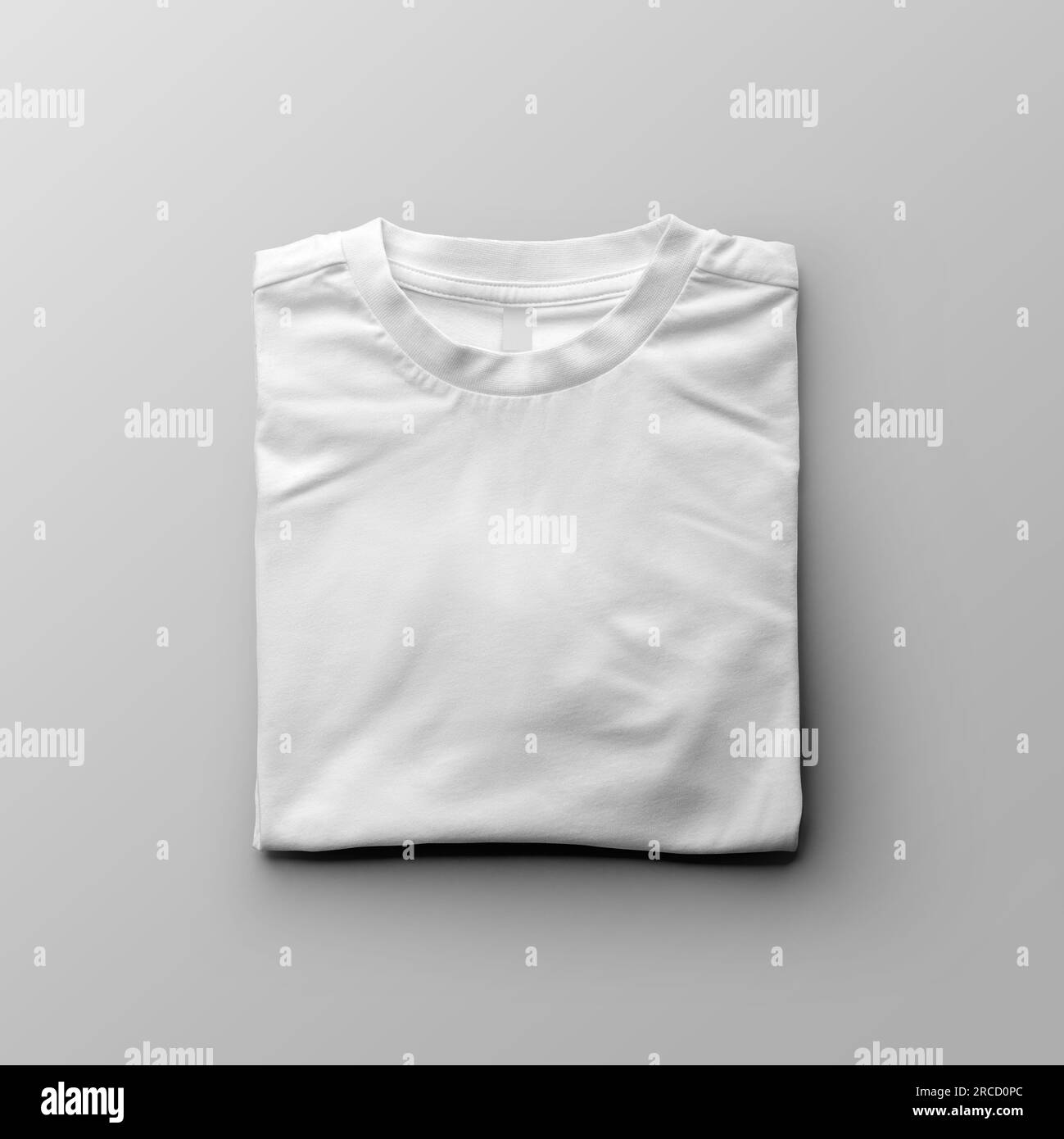 Maquette de t-shirt blanc pour enfants, vêtements de mode pliés gros plan, vue de face, pour la conception, l'impression, le motif. Photographie de produit, chemise pour le commerce. Banque D'Images