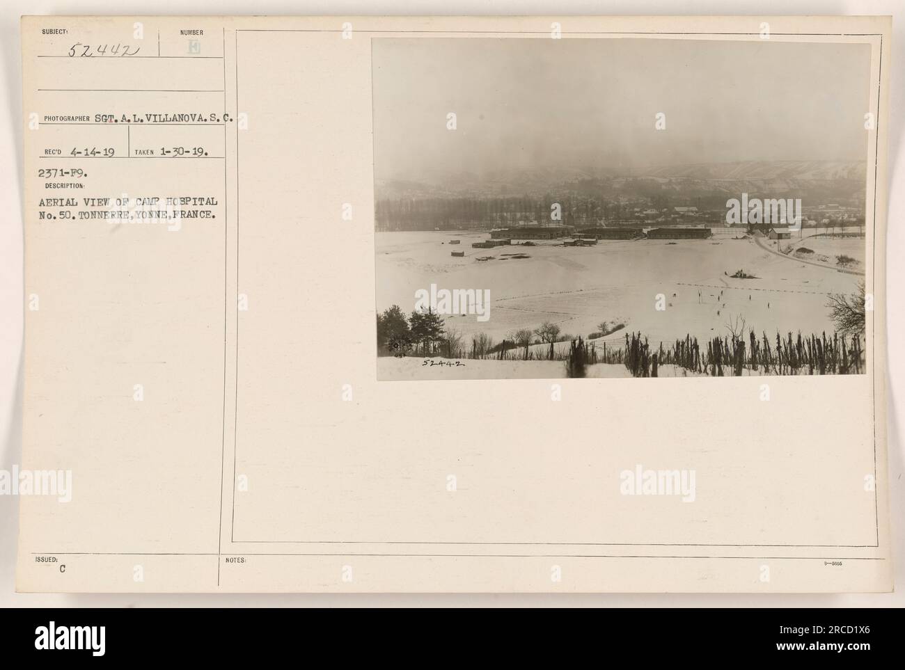 Vue aérienne de l'hôpital du Camp n°50 à Tonnerre, Yonne, France. Cette photographie a été prise par le sergent A. L. Villanova, C.S., le 30 janvier 1919. L'image montre la disposition de l'hôpital, y compris ses bâtiments et ses installations. Légende : 'vue en série de l'hôpital du camp n° 50 à Tonnerre, Yonne, France.' Banque D'Images