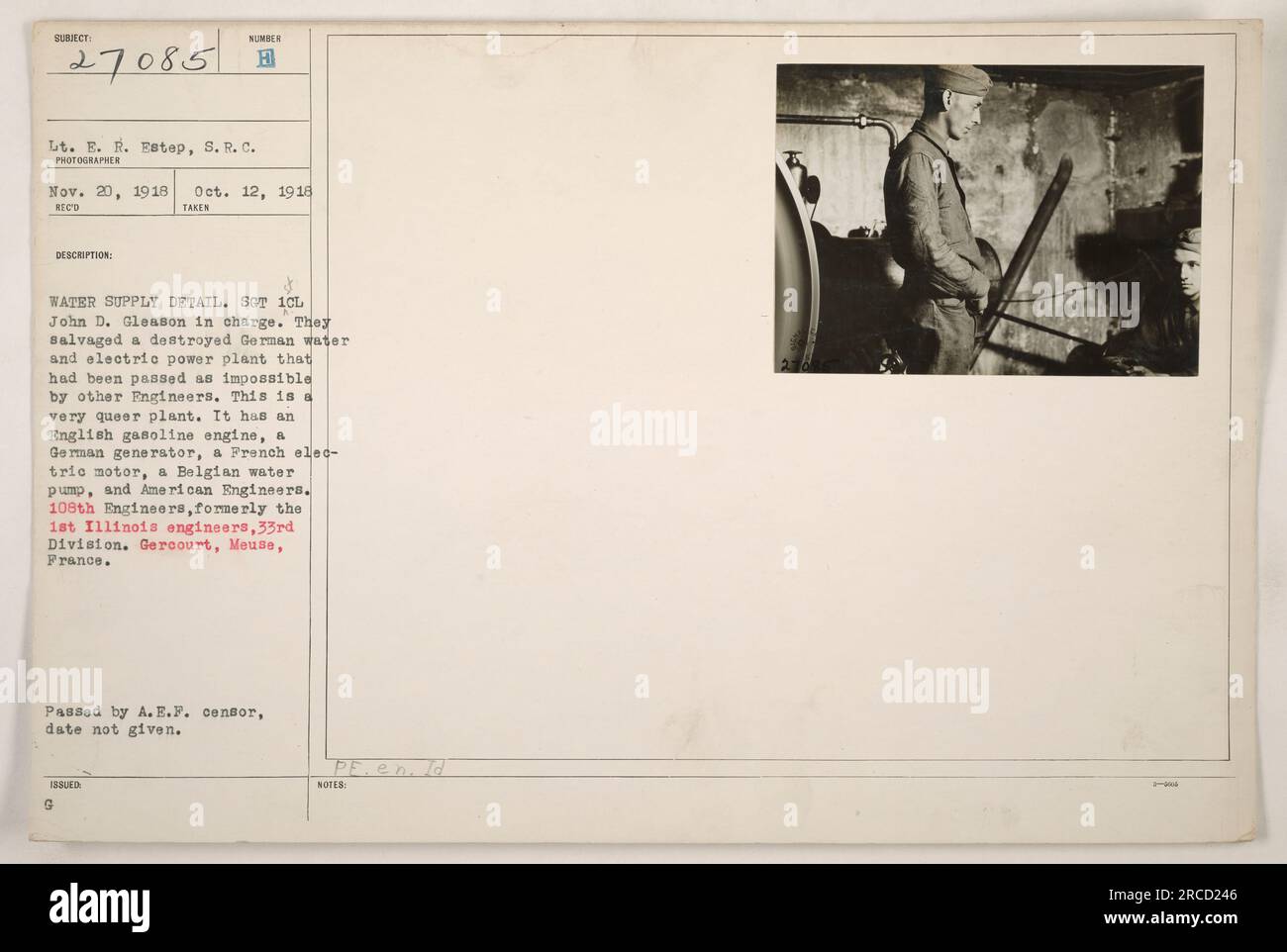 Soldats sauvant une centrale hydraulique et électrique allemande à Gercourt, Meuse, France. L'usine, jugée impossible à restaurer par d'autres ingénieurs, est une combinaison unique de pièces provenant de différents pays. Sgt 1cl John D. Gleason est en charge du détail de l'approvisionnement en eau. Prise le 12 octobre 1918. Banque D'Images