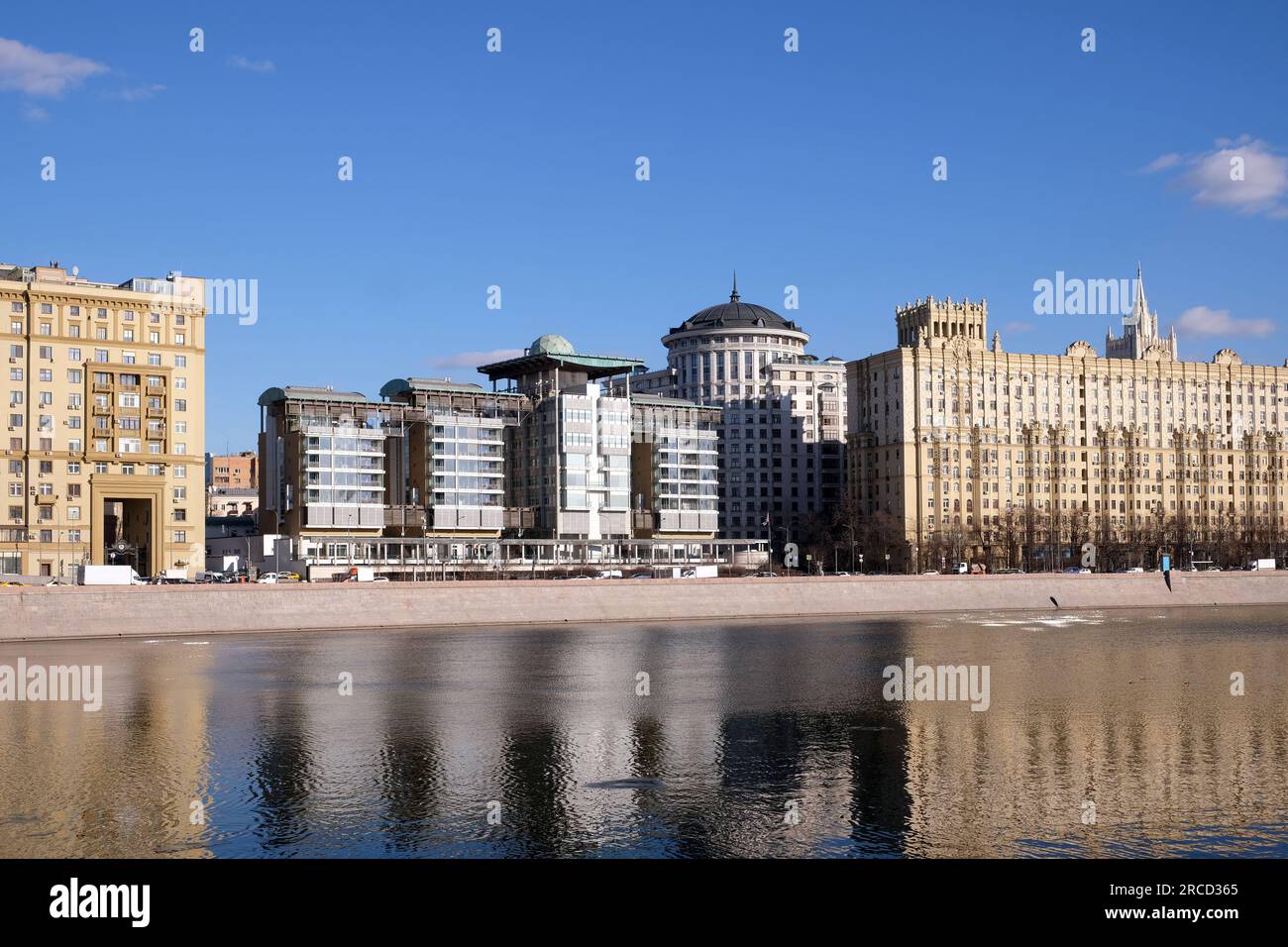 Vue sur le bâtiment de l'ambassade britannique à Moscou Russie sur le remblai de Smolenskaya entre les maisons staliniennes Banque D'Images