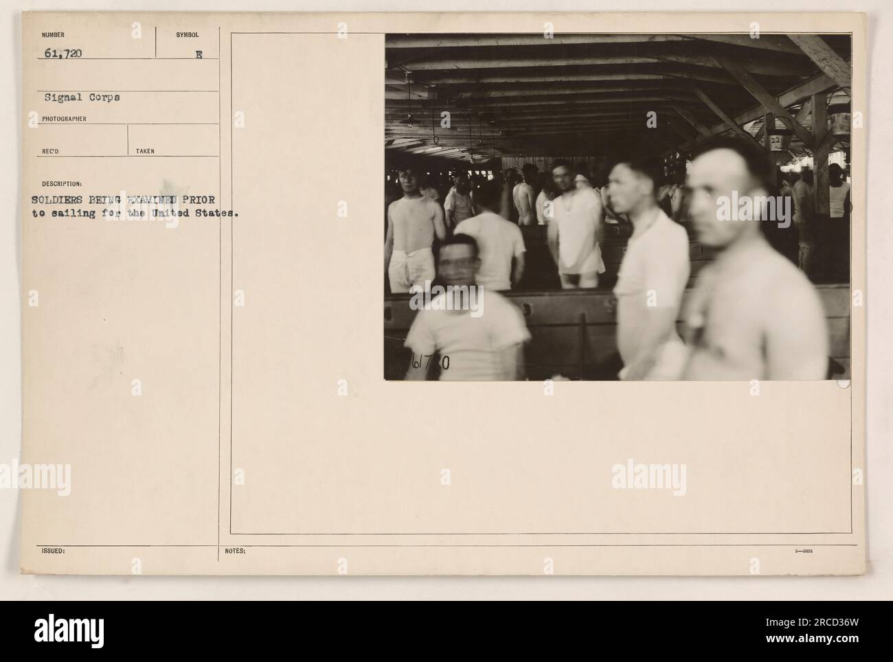 Soldats examinés à bord du navire SUNDER 61 720 par le personnel médical avant de partir pour les États-Unis. Cette photographie a été prise par le photographe Reco du signal corps et a été publiée avec le symbole B. la description indique que les soldats sont examinés avant de naviguer et il y a des notes supplémentaires indiquant un total de 70 soldats sur l'image. Banque D'Images