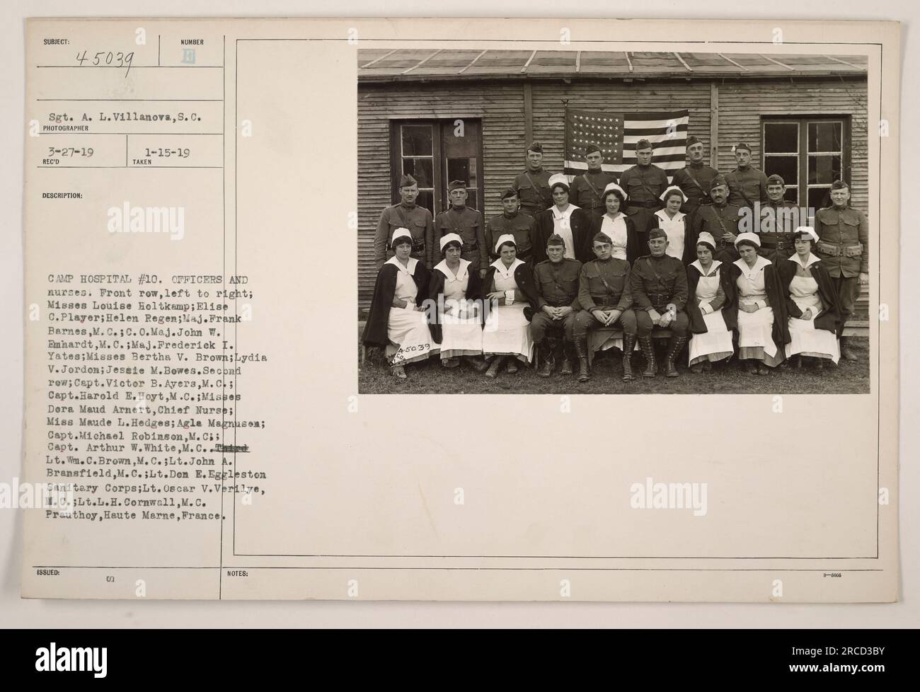 Officiers et infirmières de l'hôpital Camp #10, pris en 1919. Première rangée (de gauche à droite) : Mlle Louise Holtkamp, Elise C. Player, Helen Regen, Major Frank Barnes, M.C. Commandant John W. Emhardt, M.C., commandant Frederick I.. Yates, Mlle Bertha V. Brown, Lydia V. Jorden, Jessie M. Bowes. Deuxième rangée : le capitaine Vieter B. Ayera, M.C., le capitaine Harold E. Hoyt, M.C., Mlle Dora Maud Arnert (infirmière en chef), Maude L. Hedges, Agle Magnuson, le capitaine Michael Robinson, M.C., Capitaine Arthur W. White, M.C., lieutenant W.C. Brown, M.C., Lieutenant John A. Bransfield, M.C., Lieutenant Den E. Eggleston (corps sanitaire), Lieutenant Oscar V. Verilye, M.C. Lieutenant. Banque D'Images