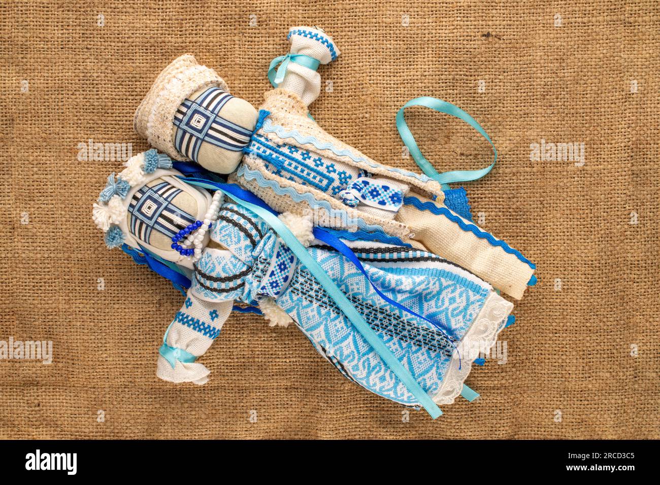 Poupée folklorique ukrainienne-motanka sur tissu de jute, macro, vue de dessus. Banque D'Images