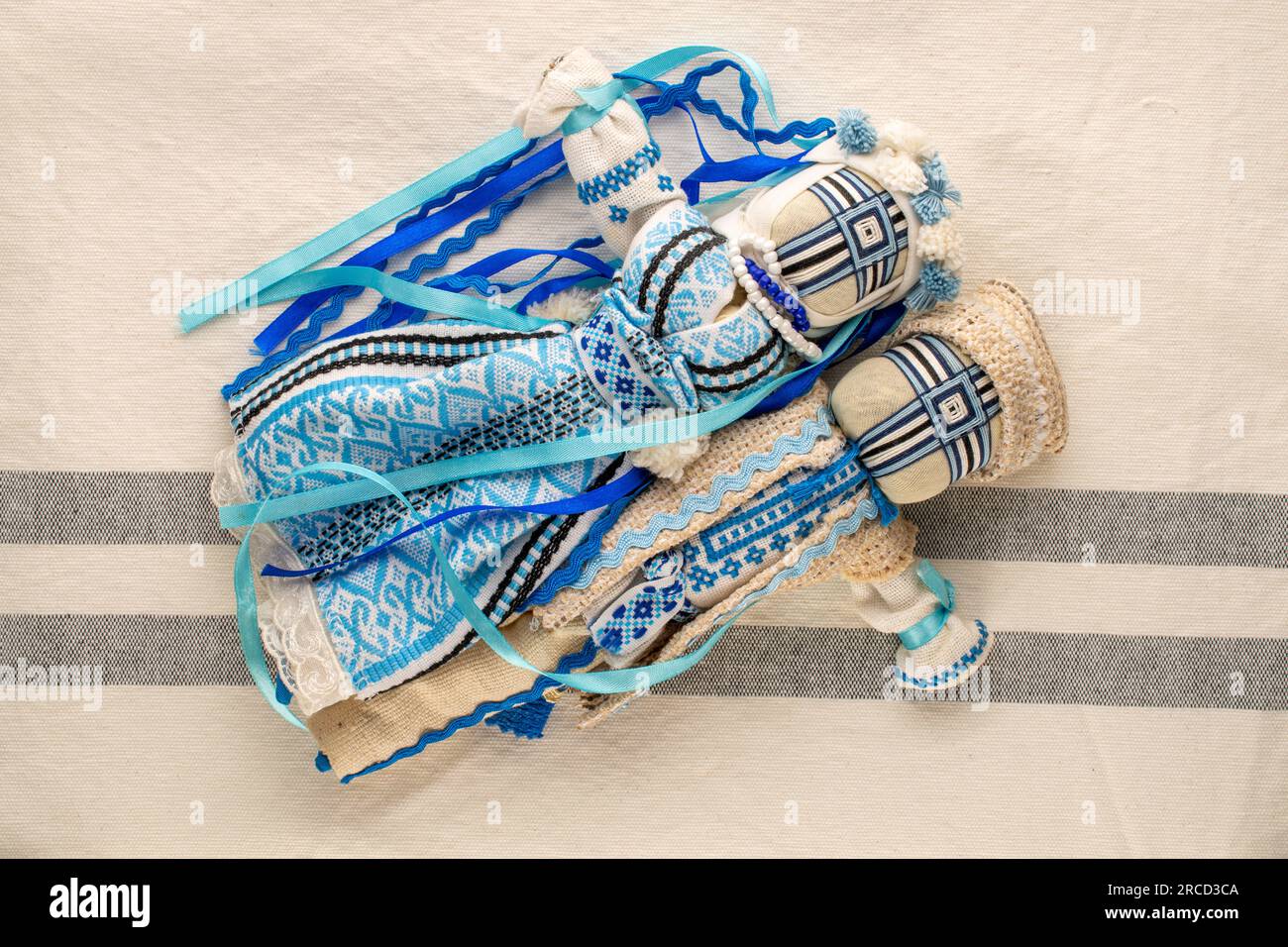 Poupée folklorique ukrainienne-motanka sur tissu de lin, macro, vue de dessus. Banque D'Images