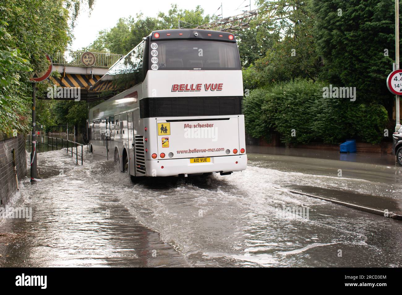 Autobus circulant dans les eaux de crue sur Crossley Road pendant la tempête. Stockport, Greater Manchester UK Banque D'Images