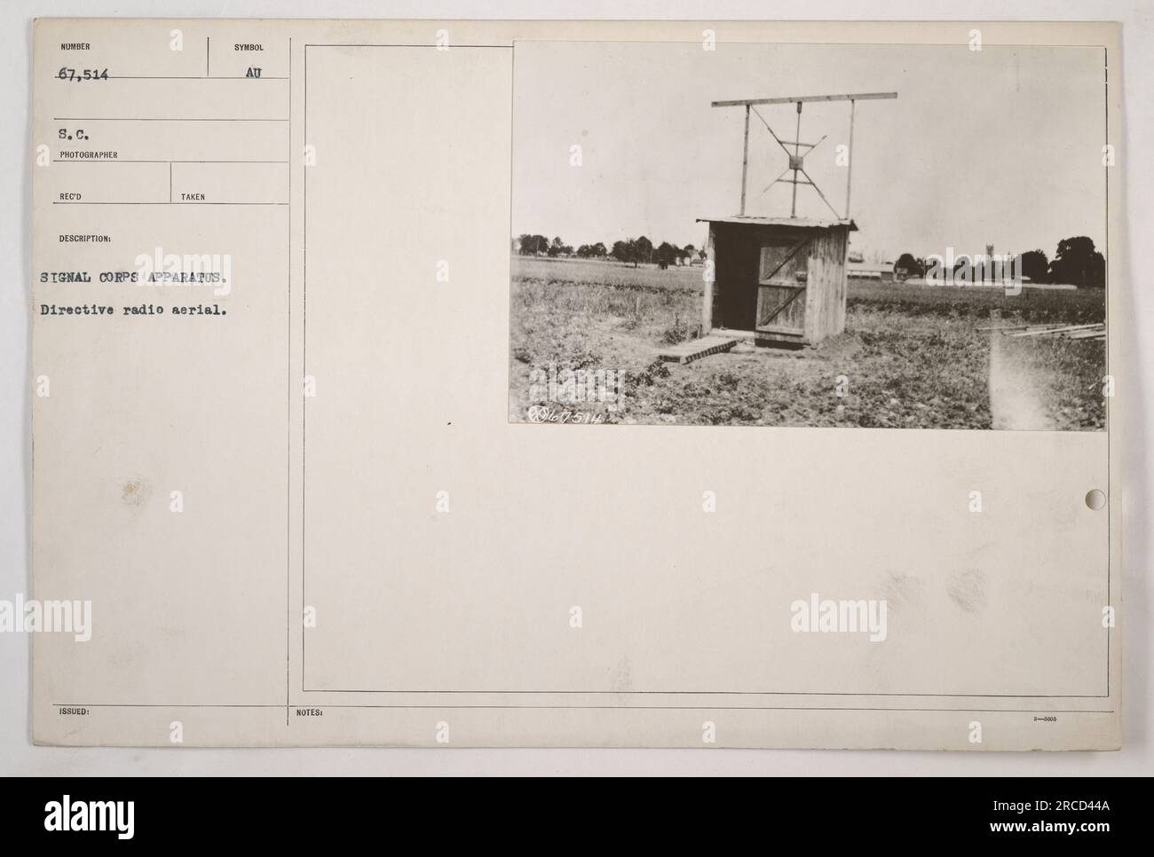 Photographie représentant un appareil du signal corps pendant la première Guerre mondiale. L'appareil est une antenne radio directive portant le numéro de série 67 514 S.C. Il a été capturé par un photographe du signal corps, et cette description est fournie par l'organisation. La photographie ne contient aucune note ou information supplémentaire. Banque D'Images