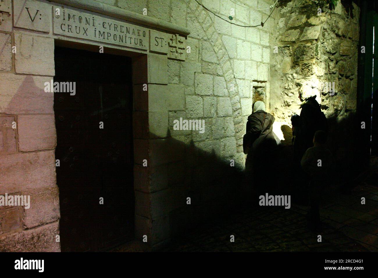 Israël, Jérusalem, Via Dolorosa, poste N° V Simon de Cyrène porte la croix. Jésus trébuche et s'appuie sur le mur, sa main imprimer l'on pense b Banque D'Images