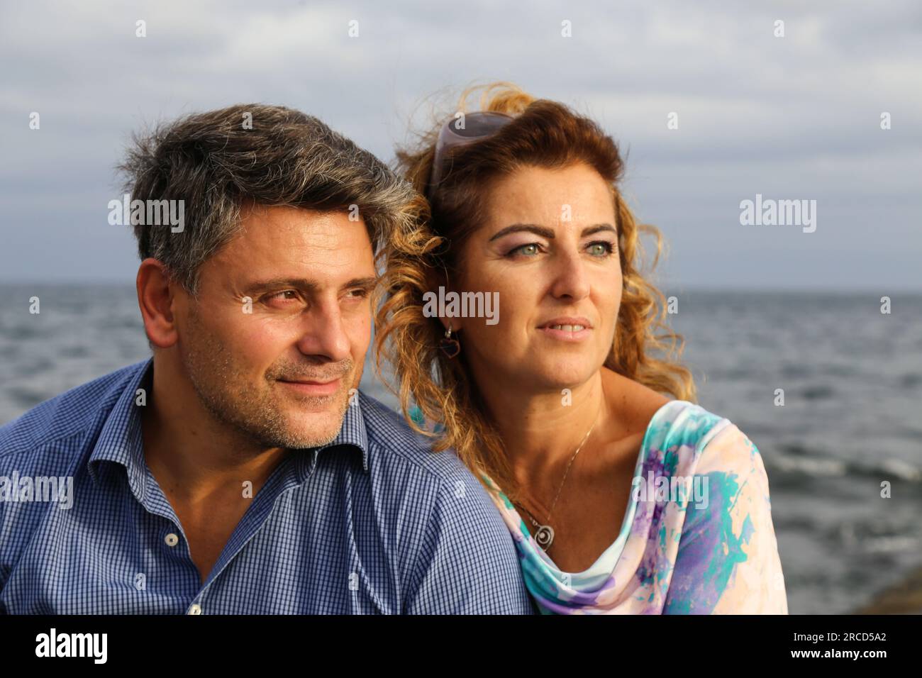Portrait d'un couple âgé en voyage de vacances à la plage Banque D'Images
