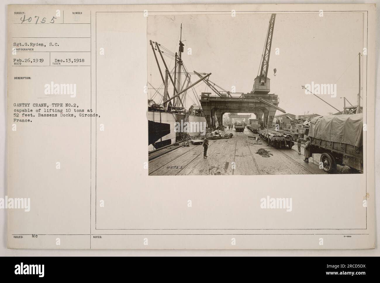 Légende : Sgt. G. Ryden, S.C., photographié le 26 février 1919, aux Docks de Bassens, Gironde, France. L'image montre le sergent Ryden debout à côté d'une grue à portique, de type no 2, qui a une capacité de levage de 10 tonnes à 52 pieds. Cette grue a été utilisée pour des activités militaires pendant la première Guerre mondiale. » Banque D'Images