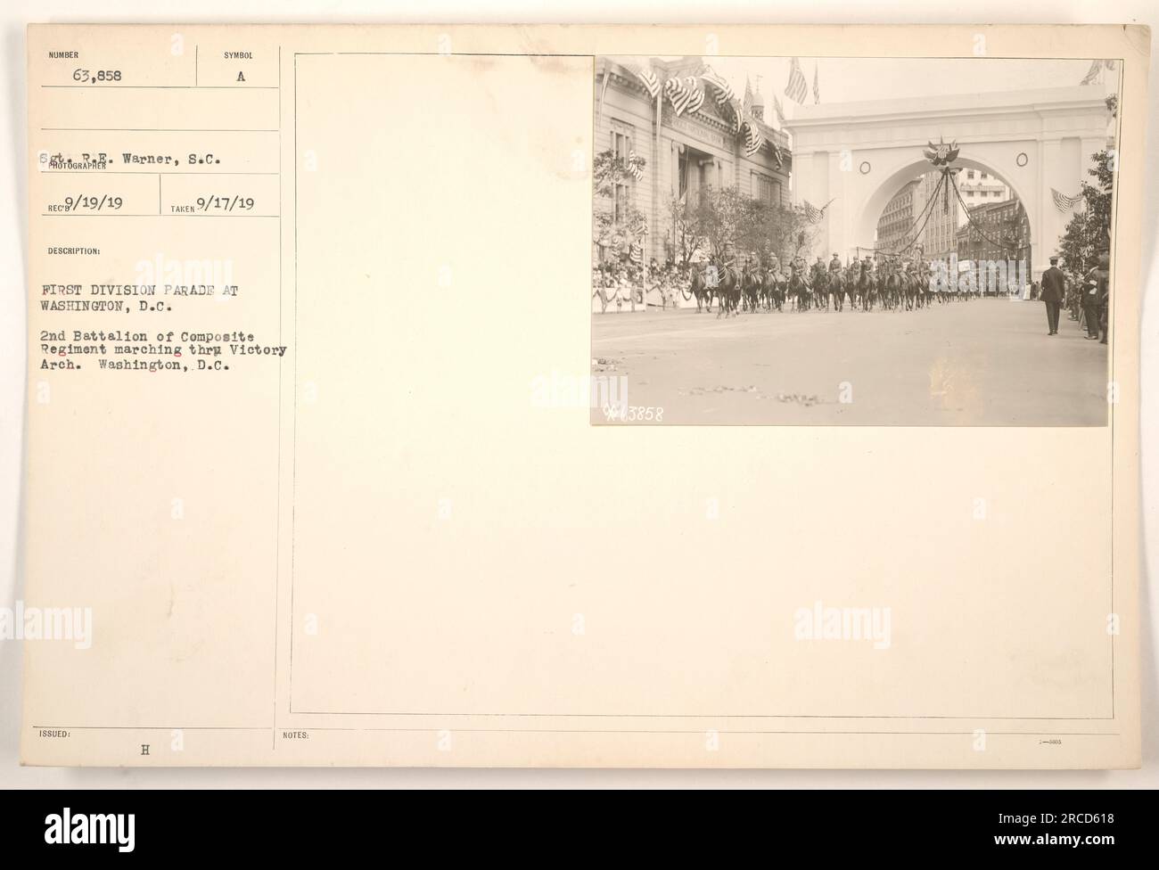 Le défilé de la première division à Washington, DC montre le 2e bataillon du composite Regiment marchant à travers Victory Arch. Cet événement a eu lieu le 17 septembre 1919 et porte le numéro d'identification de description 63 858 S Warner, S.C. L'image a été publiée dans une série et tombe dans la catégorie des activités militaires américaines pendant la première Guerre mondiale. Banque D'Images