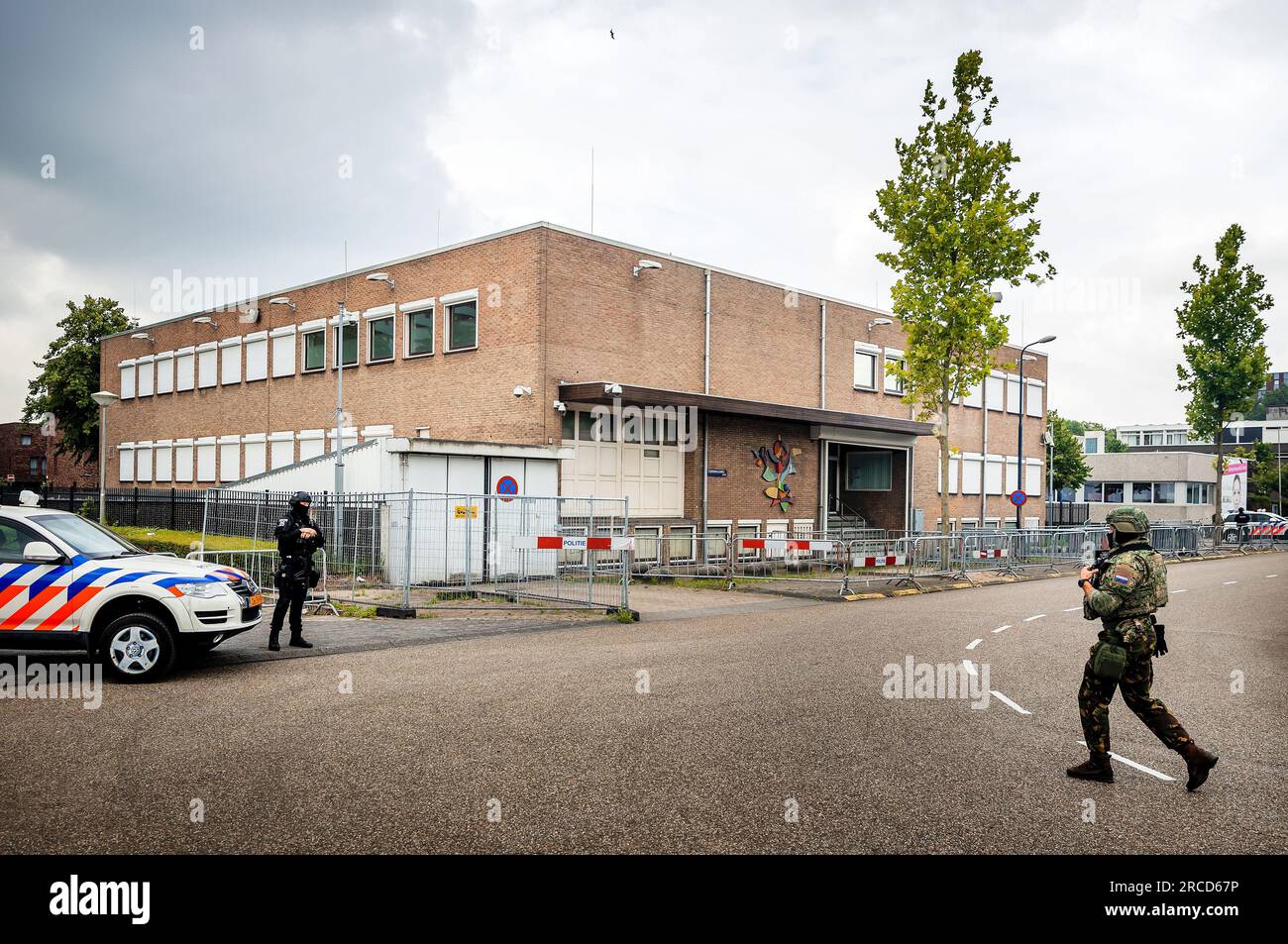 AMSTERDAM - extérieur du tribunal extra-sécurisé lors d'une audience pro forma dans l'affaire pénale Marengo. Au total, dix-sept personnes sont jugées dans cette affaire parce qu ' elles sont soupçonnées de participation à une organisation criminelle et d ' implication dans six meurtres, quatre tentatives de meurtre et des préparatifs de liquidation. ANP REMKO DE WAAL netherlands Out - belgique Out Banque D'Images